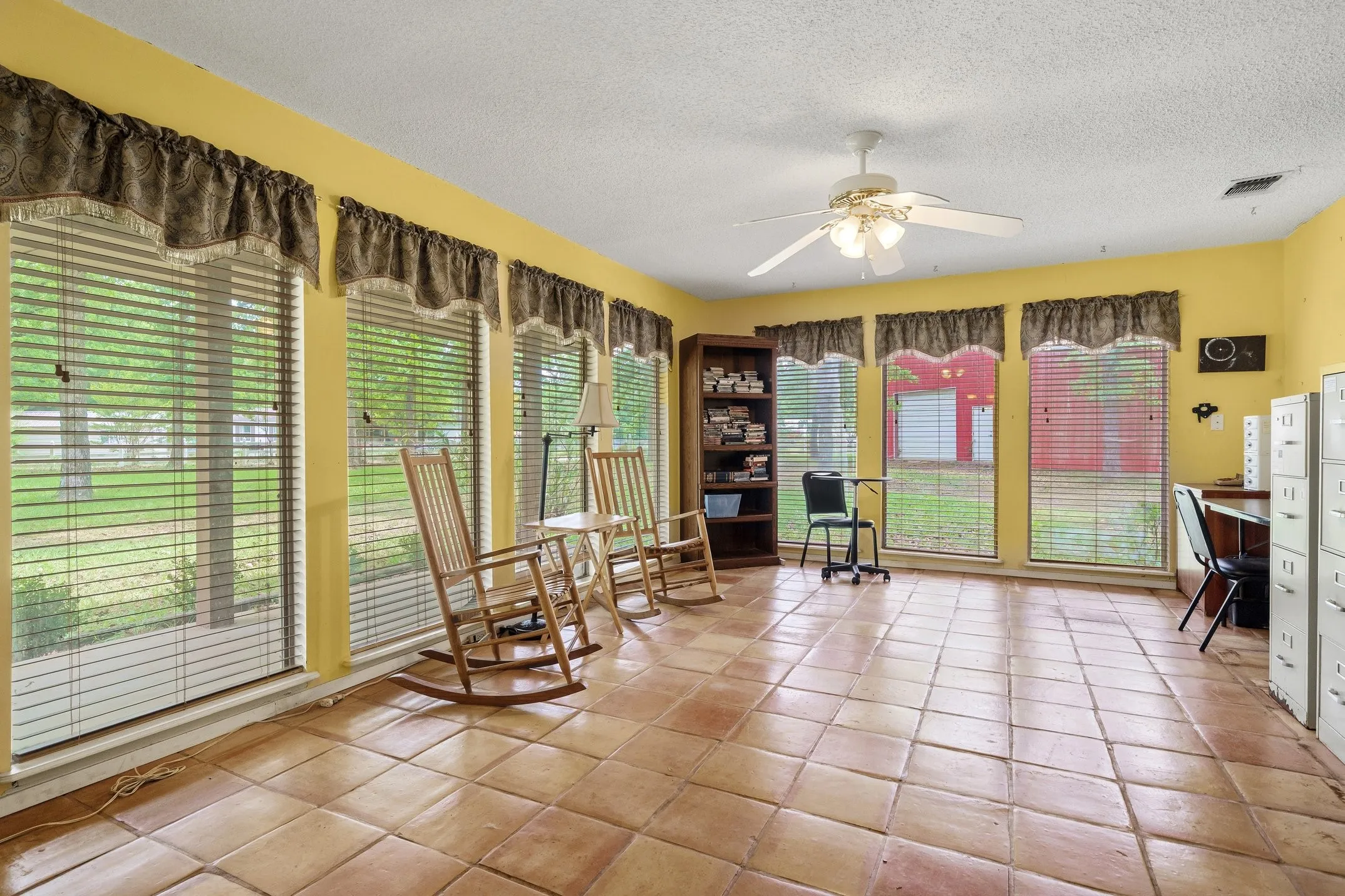 Single Family Residence For Sale in Van Zandt County , 584 VZ County Road 4125, Canton, Texas 75103, 3 Bedroom, 2 Bathroom, 2 Garage spaces, 2,632 Sqft, built in 1999, mls#21245255, Real Estate Agent in Canton, Homes For Sale in Van Zandt county, Homes For Sale in Canton, Realtor in Canton Texas, Real Estate Brokerage Independent Realty Texas, Luminita Cordes Realtor