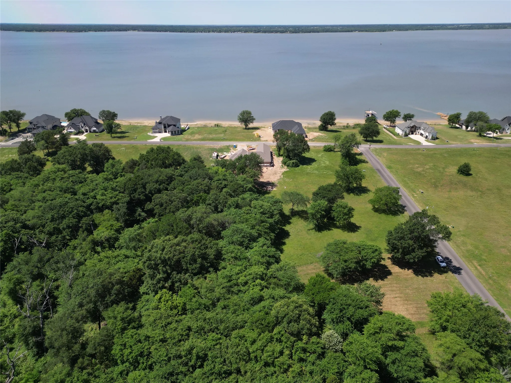 Expansive waterfront properties featuring direct lake access