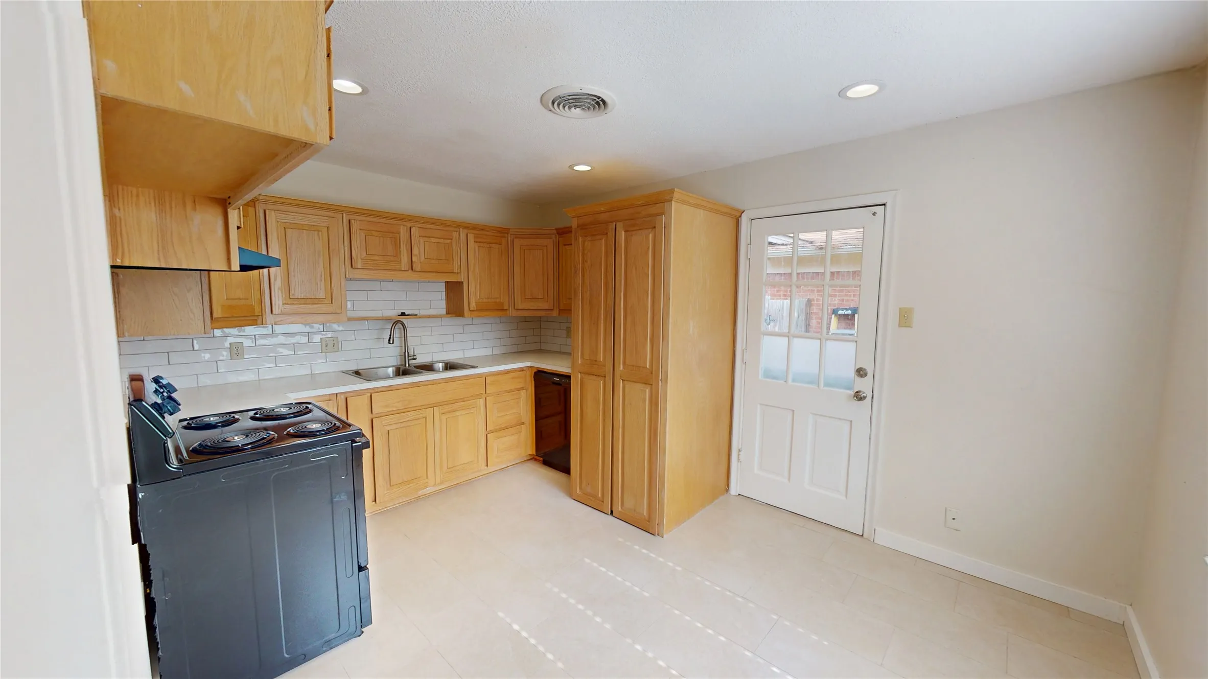 2413 Eat in kitchen