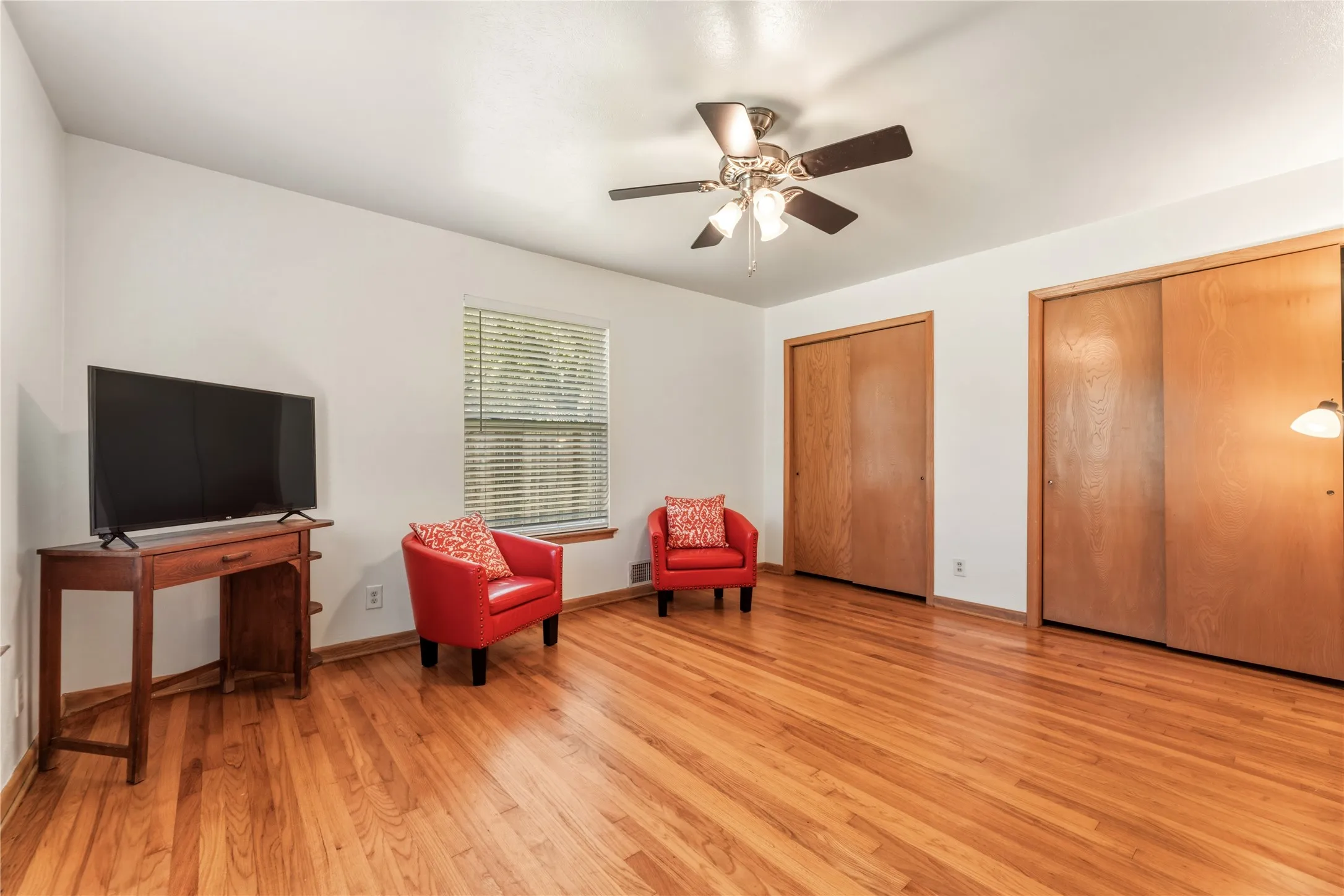 Single Family Residence For Sale in Denton County , 535 Degan Avenue, Lewisville, Texas 75057, 3 Bedroom, 2 Bathroom, 2 Garage spaces, 2,635 Sqft, built in 1962, Preowned, mls#21238979, Real Estate Agent in Lewisville, Homes For Sale in Denton county, Homes For Sale in Lewisville, Realtor in Lewisville Texas, Real Estate Brokerage Independent Realty Texas, Luminita Cordes Realtor