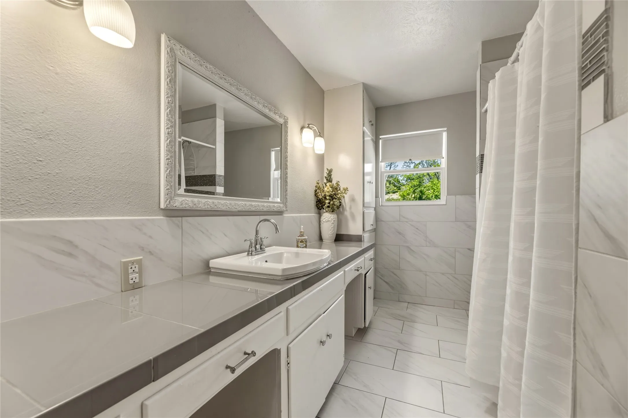 Single Family Residence For Sale in Denton County , 535 Degan Avenue, Lewisville, Texas 75057, 3 Bedroom, 2 Bathroom, 2 Garage spaces, 2,635 Sqft, built in 1962, Preowned, mls#21238979, Real Estate Agent in Lewisville, Homes For Sale in Denton county, Homes For Sale in Lewisville, Realtor in Lewisville Texas, Real Estate Brokerage Independent Realty Texas, Luminita Cordes Realtor