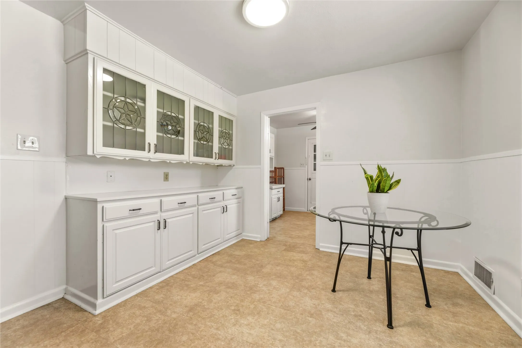 Single Family Residence For Sale in Denton County , 535 Degan Avenue, Lewisville, Texas 75057, 3 Bedroom, 2 Bathroom, 2 Garage spaces, 2,635 Sqft, built in 1962, Preowned, mls#21238979, Real Estate Agent in Lewisville, Homes For Sale in Denton county, Homes For Sale in Lewisville, Realtor in Lewisville Texas, Real Estate Brokerage Independent Realty Texas, Luminita Cordes Realtor