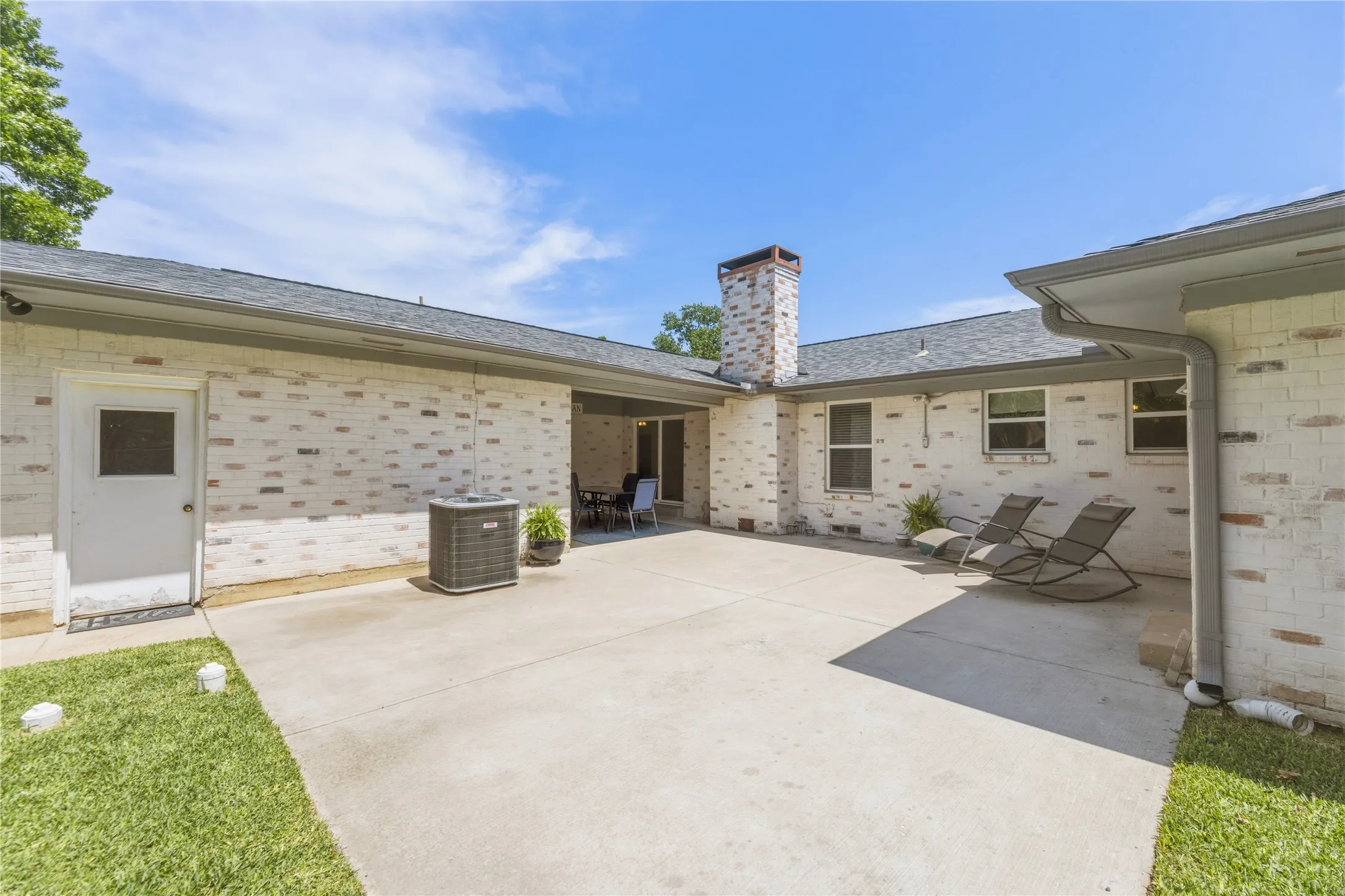 Single Family Residence For Sale in Denton County , 535 Degan Avenue, Lewisville, Texas 75057, 3 Bedroom, 2 Bathroom, 2 Garage spaces, 2,635 Sqft, built in 1962, Preowned, mls#21238979, Real Estate Agent in Lewisville, Homes For Sale in Denton county, Homes For Sale in Lewisville, Realtor in Lewisville Texas, Real Estate Brokerage Independent Realty Texas, Luminita Cordes Realtor