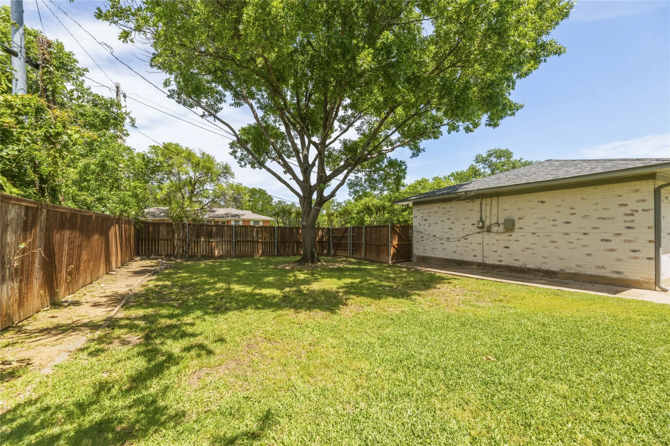 Single Family Residence For Sale in Denton County , 535 Degan Avenue, Lewisville, Texas 75057, 3 Bedroom, 2 Bathroom, 2 Garage spaces, 2,635 Sqft, built in 1962, Preowned, mls#21238979, Real Estate Agent in Lewisville, Homes For Sale in Denton county, Homes For Sale in Lewisville, Realtor in Lewisville Texas, Real Estate Brokerage Independent Realty Texas, Luminita Cordes Realtor