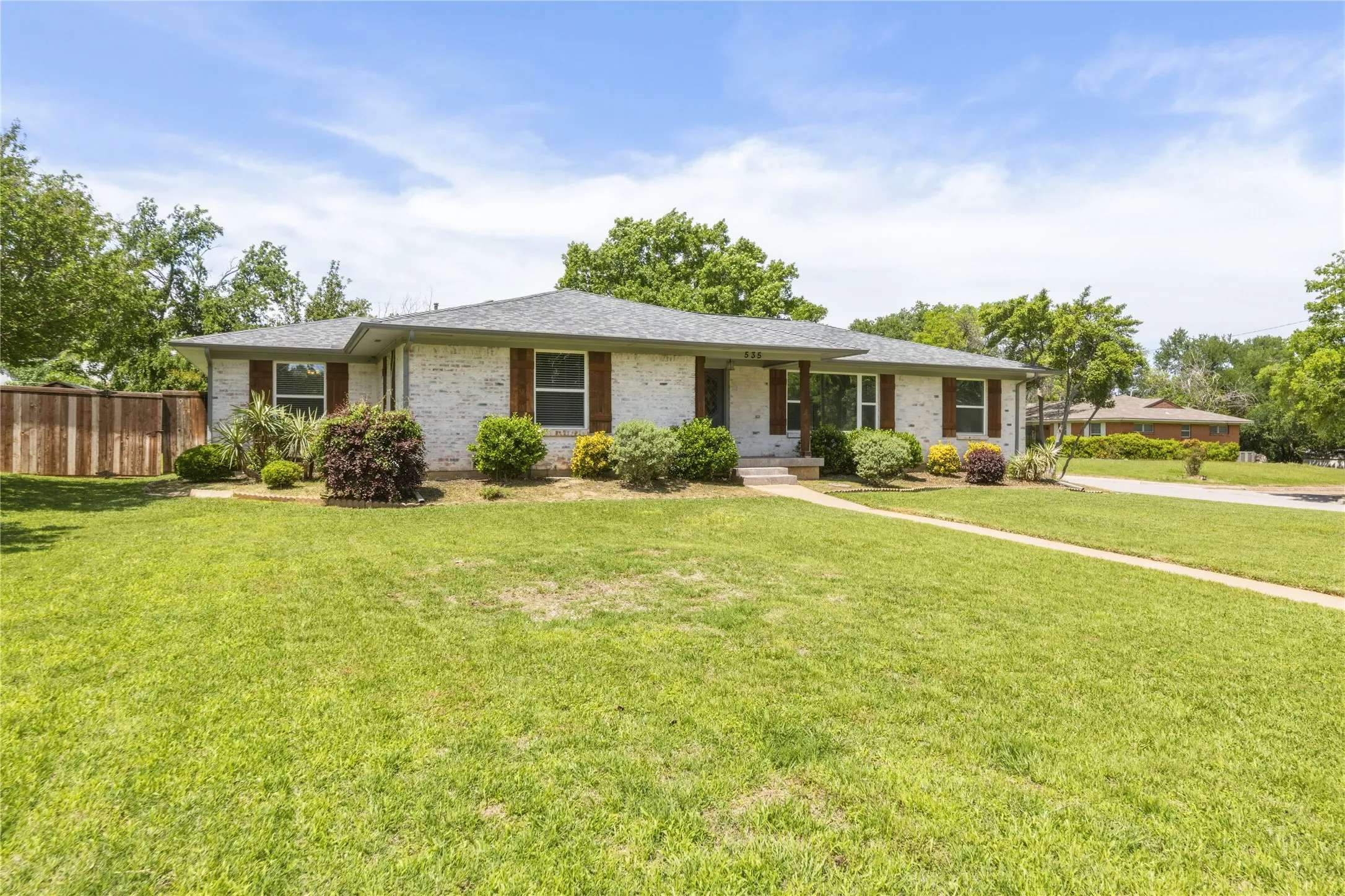 Single Family Residence For Sale in Denton County , 535 Degan Avenue, Lewisville, Texas 75057, 3 Bedroom, 2 Bathroom, 2 Garage spaces, 2,635 Sqft, built in 1962, Preowned, mls#21238979, Real Estate Agent in Lewisville, Homes For Sale in Denton county, Homes For Sale in Lewisville, Realtor in Lewisville Texas, Real Estate Brokerage Independent Realty Texas, Luminita Cordes Realtor