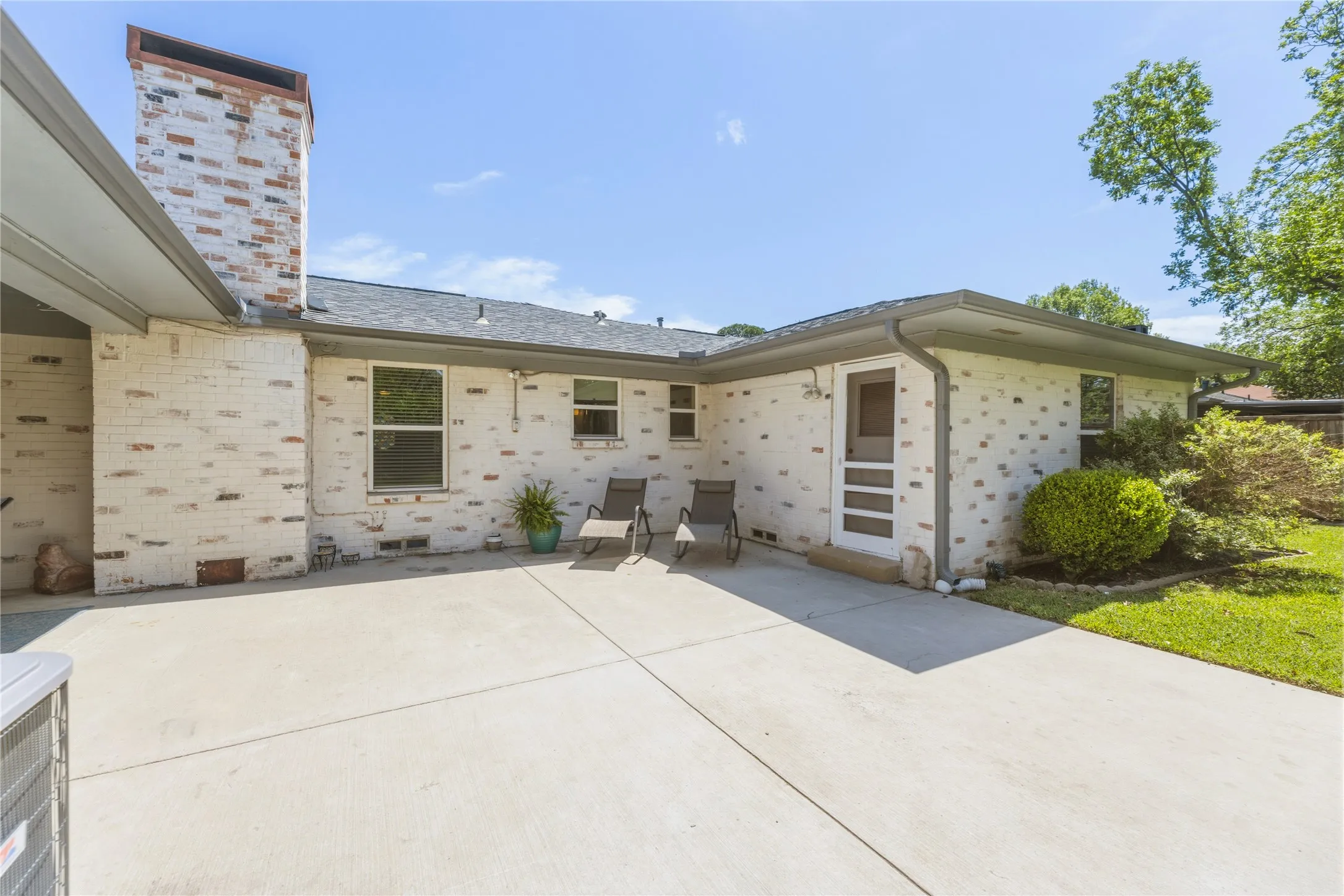 Single Family Residence For Sale in Denton County , 535 Degan Avenue, Lewisville, Texas 75057, 3 Bedroom, 2 Bathroom, 2 Garage spaces, 2,635 Sqft, built in 1962, Preowned, mls#21238979, Real Estate Agent in Lewisville, Homes For Sale in Denton county, Homes For Sale in Lewisville, Realtor in Lewisville Texas, Real Estate Brokerage Independent Realty Texas, Luminita Cordes Realtor