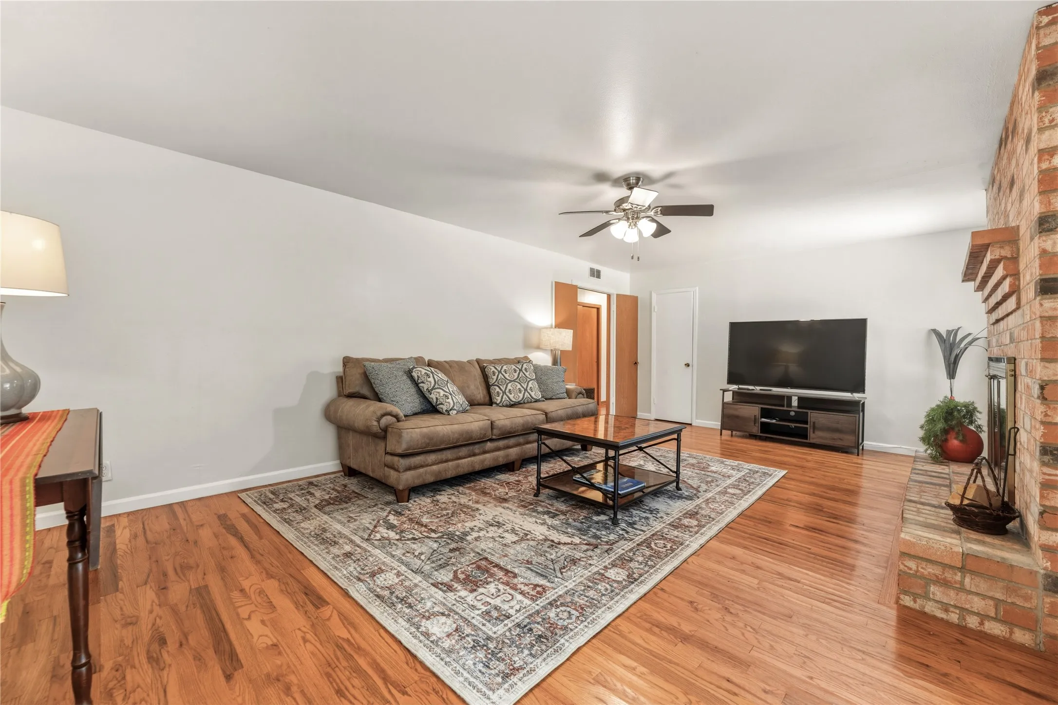 Single Family Residence For Sale in Denton County , 535 Degan Avenue, Lewisville, Texas 75057, 3 Bedroom, 2 Bathroom, 2 Garage spaces, 2,635 Sqft, built in 1962, Preowned, mls#21238979, Real Estate Agent in Lewisville, Homes For Sale in Denton county, Homes For Sale in Lewisville, Realtor in Lewisville Texas, Real Estate Brokerage Independent Realty Texas, Luminita Cordes Realtor