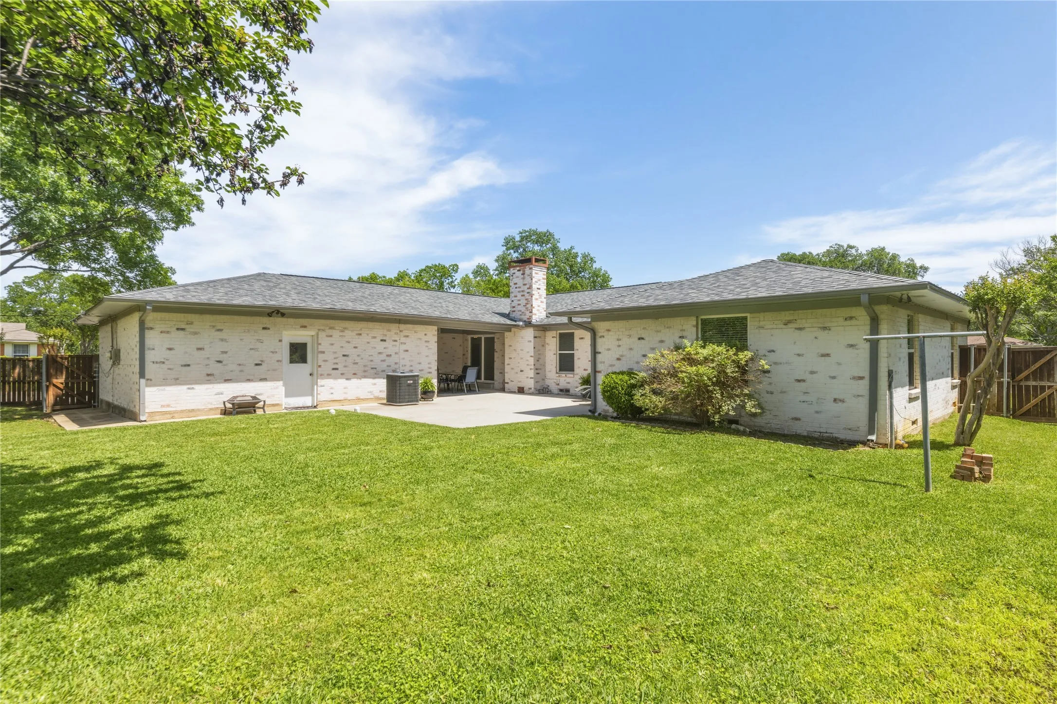 Single Family Residence For Sale in Denton County , 535 Degan Avenue, Lewisville, Texas 75057, 3 Bedroom, 2 Bathroom, 2 Garage spaces, 2,635 Sqft, built in 1962, Preowned, mls#21238979, Real Estate Agent in Lewisville, Homes For Sale in Denton county, Homes For Sale in Lewisville, Realtor in Lewisville Texas, Real Estate Brokerage Independent Realty Texas, Luminita Cordes Realtor