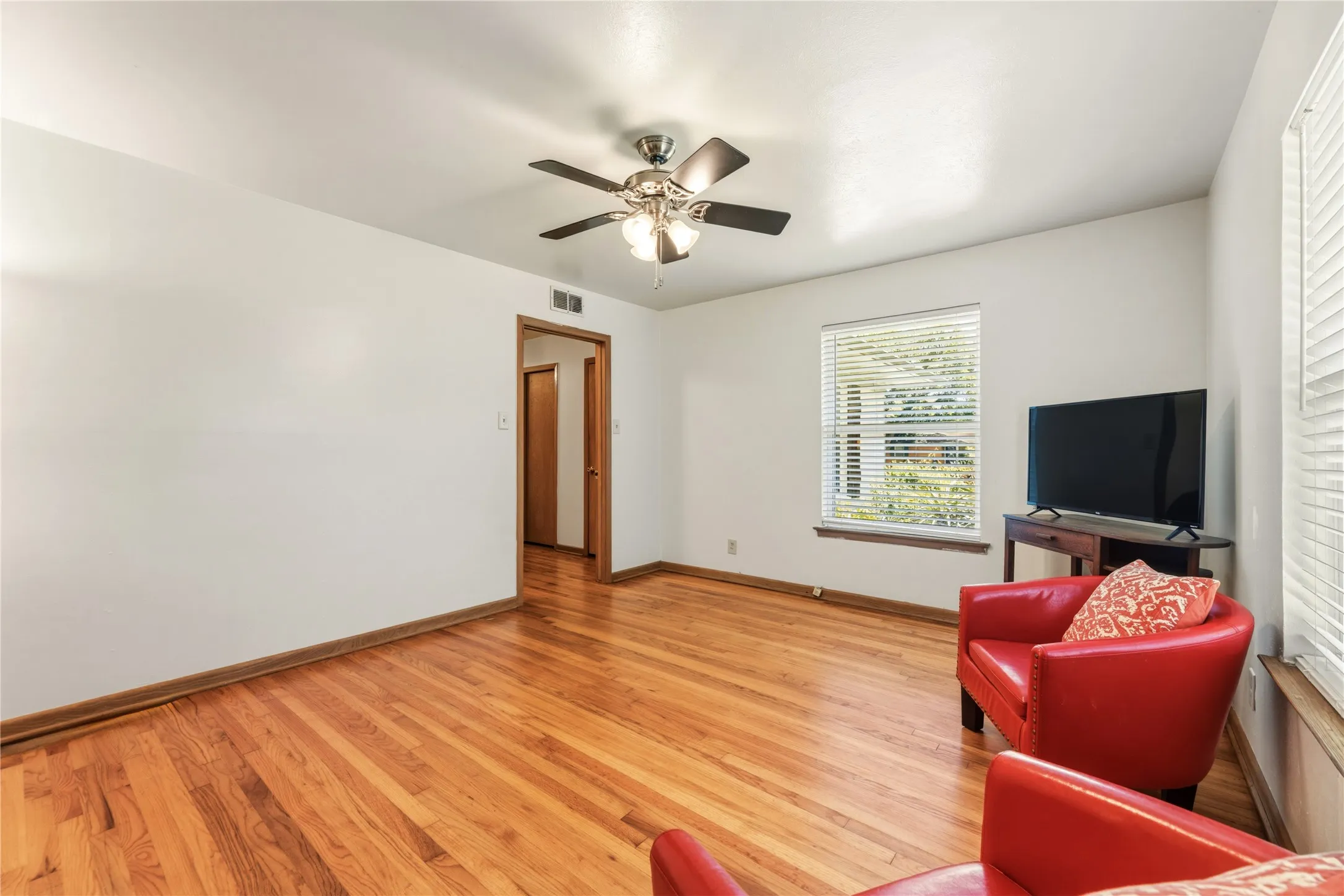 Single Family Residence For Sale in Denton County , 535 Degan Avenue, Lewisville, Texas 75057, 3 Bedroom, 2 Bathroom, 2 Garage spaces, 2,635 Sqft, built in 1962, Preowned, mls#21238979, Real Estate Agent in Lewisville, Homes For Sale in Denton county, Homes For Sale in Lewisville, Realtor in Lewisville Texas, Real Estate Brokerage Independent Realty Texas, Luminita Cordes Realtor