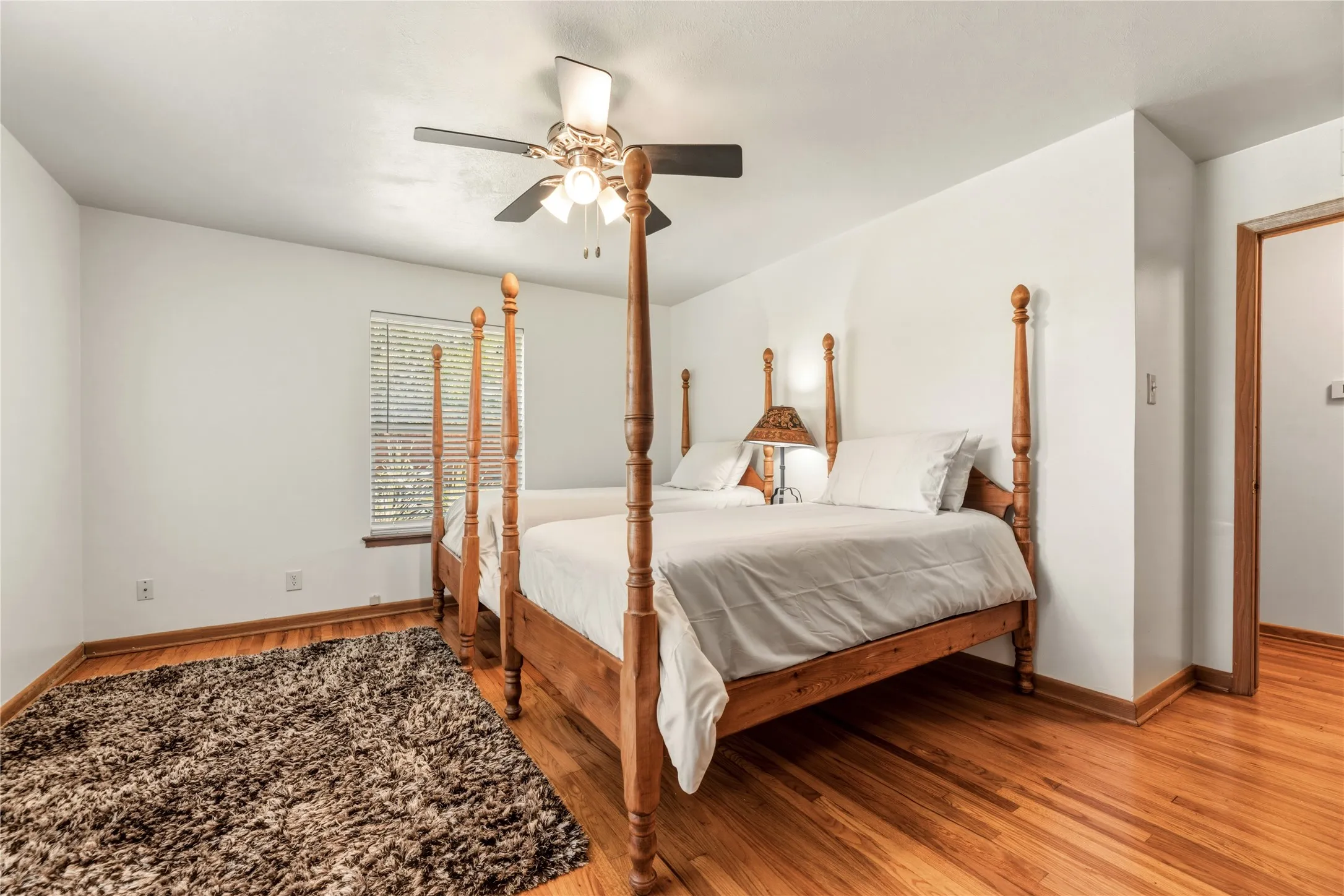 Single Family Residence For Sale in Denton County , 535 Degan Avenue, Lewisville, Texas 75057, 3 Bedroom, 2 Bathroom, 2 Garage spaces, 2,635 Sqft, built in 1962, Preowned, mls#21238979, Real Estate Agent in Lewisville, Homes For Sale in Denton county, Homes For Sale in Lewisville, Realtor in Lewisville Texas, Real Estate Brokerage Independent Realty Texas, Luminita Cordes Realtor