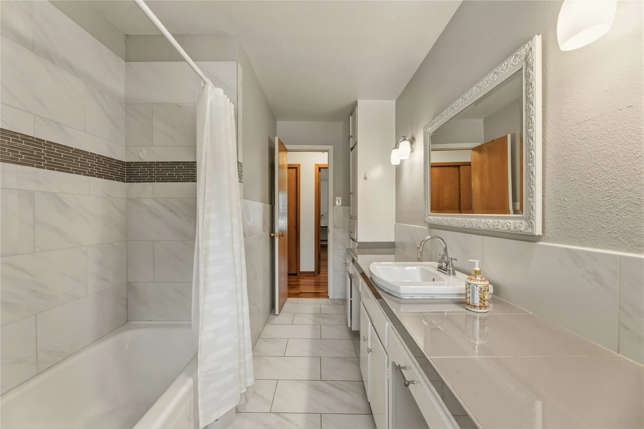 Single Family Residence For Sale in Denton County , 535 Degan Avenue, Lewisville, Texas 75057, 3 Bedroom, 2 Bathroom, 2 Garage spaces, 2,635 Sqft, built in 1962, Preowned, mls#21238979, Real Estate Agent in Lewisville, Homes For Sale in Denton county, Homes For Sale in Lewisville, Realtor in Lewisville Texas, Real Estate Brokerage Independent Realty Texas, Luminita Cordes Realtor