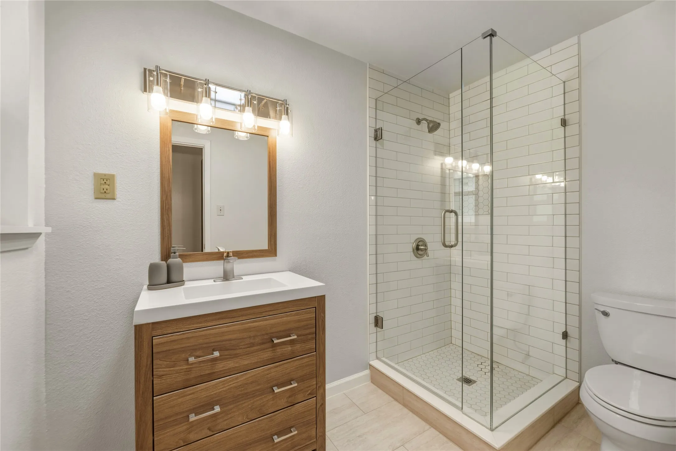 Single Family Residence For Sale in Denton County , 535 Degan Avenue, Lewisville, Texas 75057, 3 Bedroom, 2 Bathroom, 2 Garage spaces, 2,635 Sqft, built in 1962, Preowned, mls#21238979, Real Estate Agent in Lewisville, Homes For Sale in Denton county, Homes For Sale in Lewisville, Realtor in Lewisville Texas, Real Estate Brokerage Independent Realty Texas, Luminita Cordes Realtor