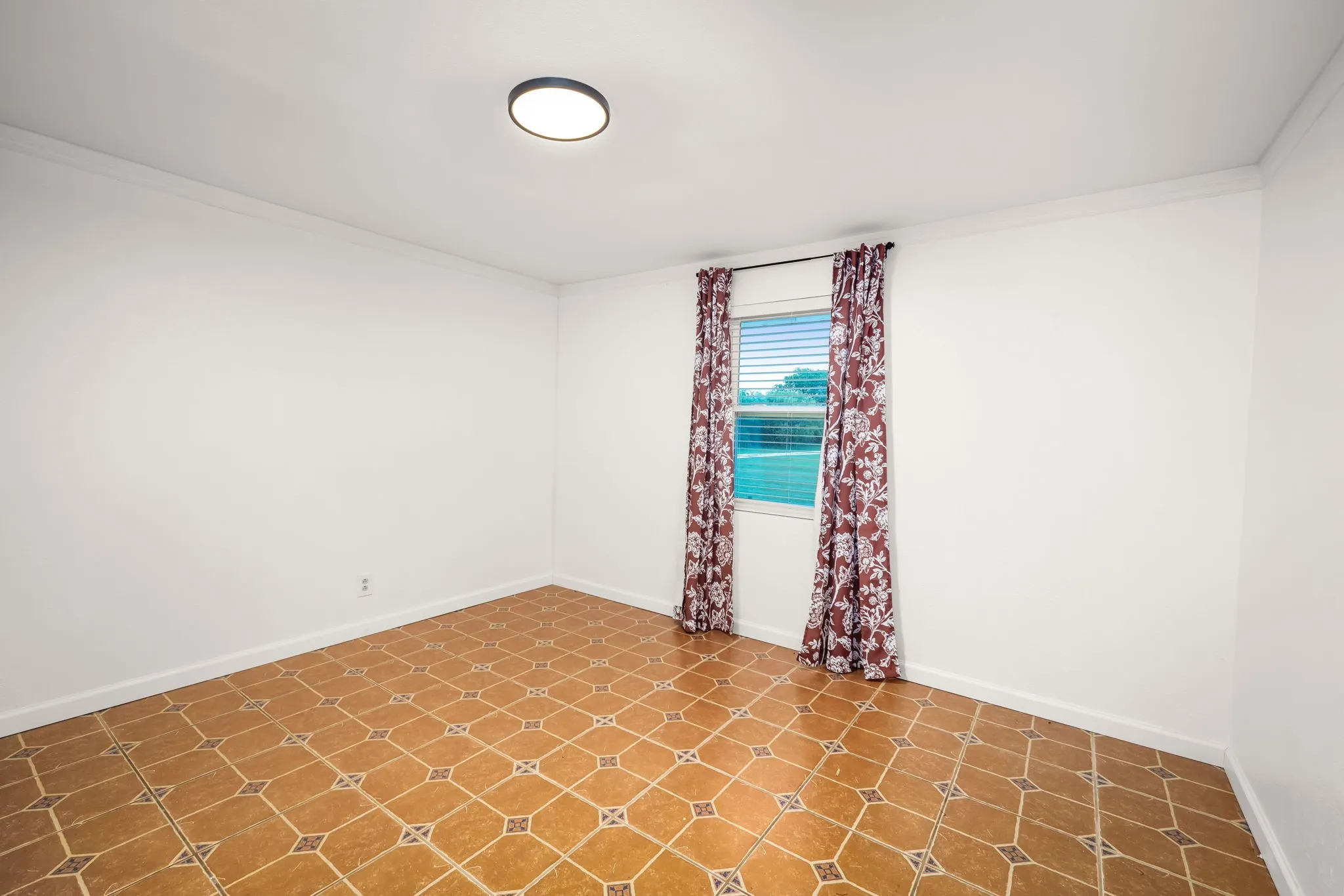 Neutral walls complimented by patterned floor tiling