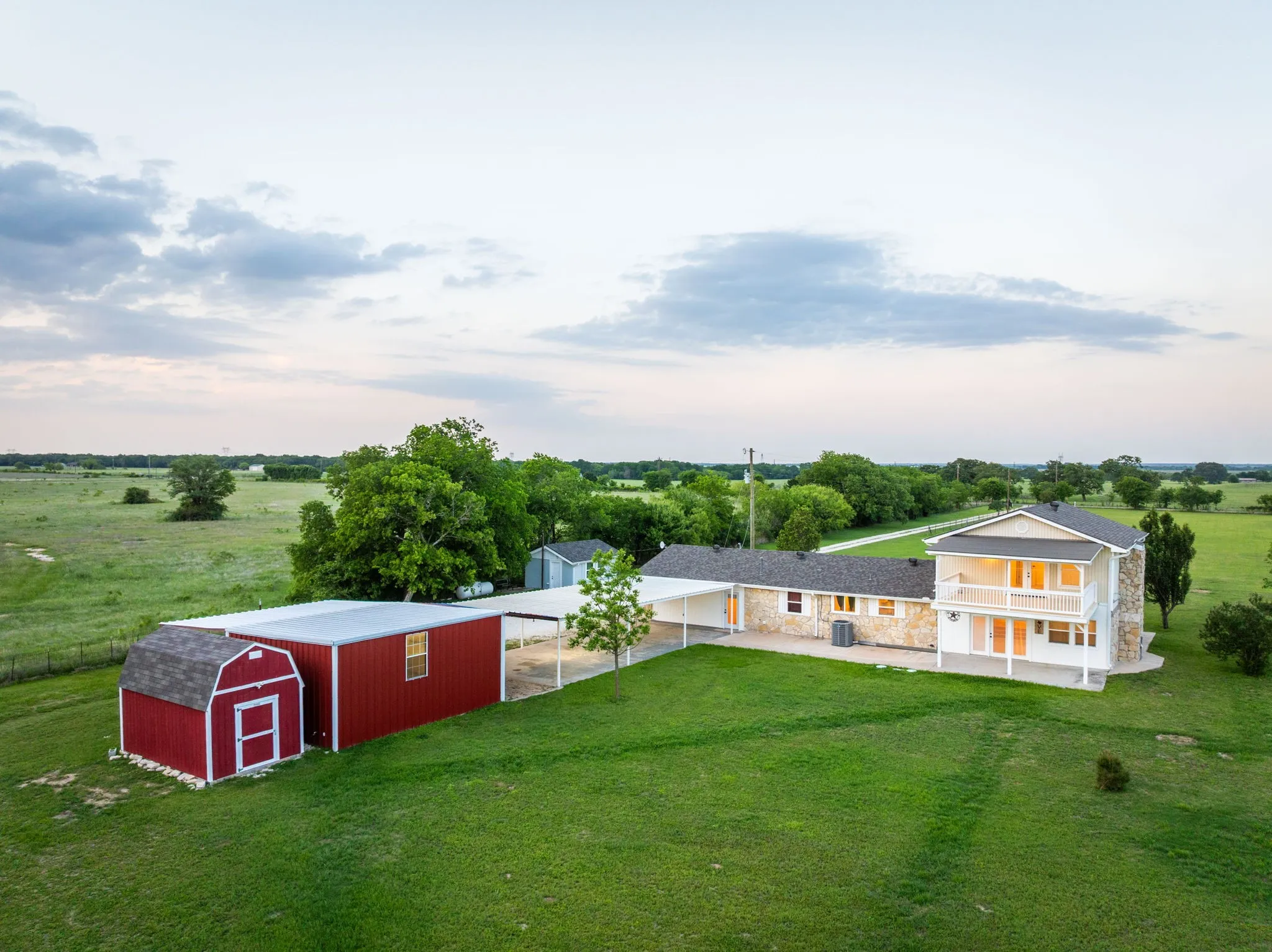 Farm For Sale in Mc Lennan County , 503 Oak Knoll Lane, Elm Mott, Texas 76640, 3 Bedroom, 3 Bathroom, Garage spaces, 2,544 Sqft, built in 1972, Preowned, mls#21245095, Real Estate Agent in Elm Mott, Homes For Sale in Mc Lennan county, Homes For Sale in Elm Mott, Realtor in Elm Mott Texas, Real Estate Brokerage Independent Realty Texas, Luminita Cordes Realtor