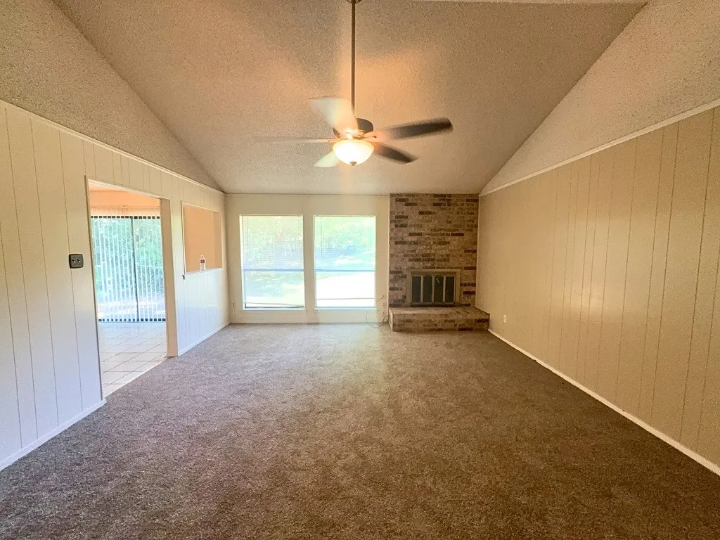Single Family Residence For Rent in Tarrant County , 1613 Edge Hill Road, Benbrook, Texas 76126, 3 Bedroom, 2 Bathroom, 2 Garage spaces, 1,568 Sqft, built in 1977, Preowned, mls#21245465, Real Estate Agent in Benbrook, Homes For Rent in Tarrant county, Homes For Rent in Benbrook, Realtor in Benbrook Texas, Real Estate Brokerage Independent Realty Texas, Luminita Cordes Realtor