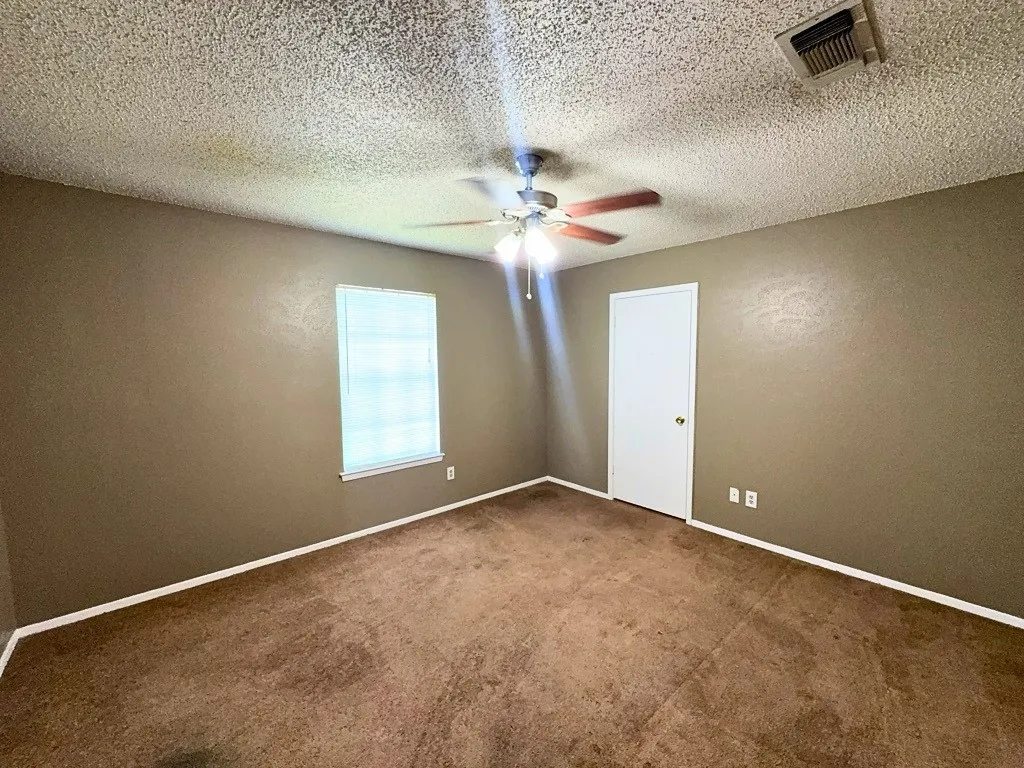 Single Family Residence For Rent in Tarrant County , 1613 Edge Hill Road, Benbrook, Texas 76126, 3 Bedroom, 2 Bathroom, 2 Garage spaces, 1,568 Sqft, built in 1977, Preowned, mls#21245465, Real Estate Agent in Benbrook, Homes For Rent in Tarrant county, Homes For Rent in Benbrook, Realtor in Benbrook Texas, Real Estate Brokerage Independent Realty Texas, Luminita Cordes Realtor