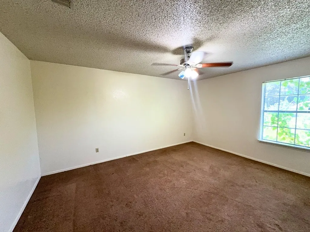 Single Family Residence For Rent in Tarrant County , 1613 Edge Hill Road, Benbrook, Texas 76126, 3 Bedroom, 2 Bathroom, 2 Garage spaces, 1,568 Sqft, built in 1977, Preowned, mls#21245465, Real Estate Agent in Benbrook, Homes For Rent in Tarrant county, Homes For Rent in Benbrook, Realtor in Benbrook Texas, Real Estate Brokerage Independent Realty Texas, Luminita Cordes Realtor