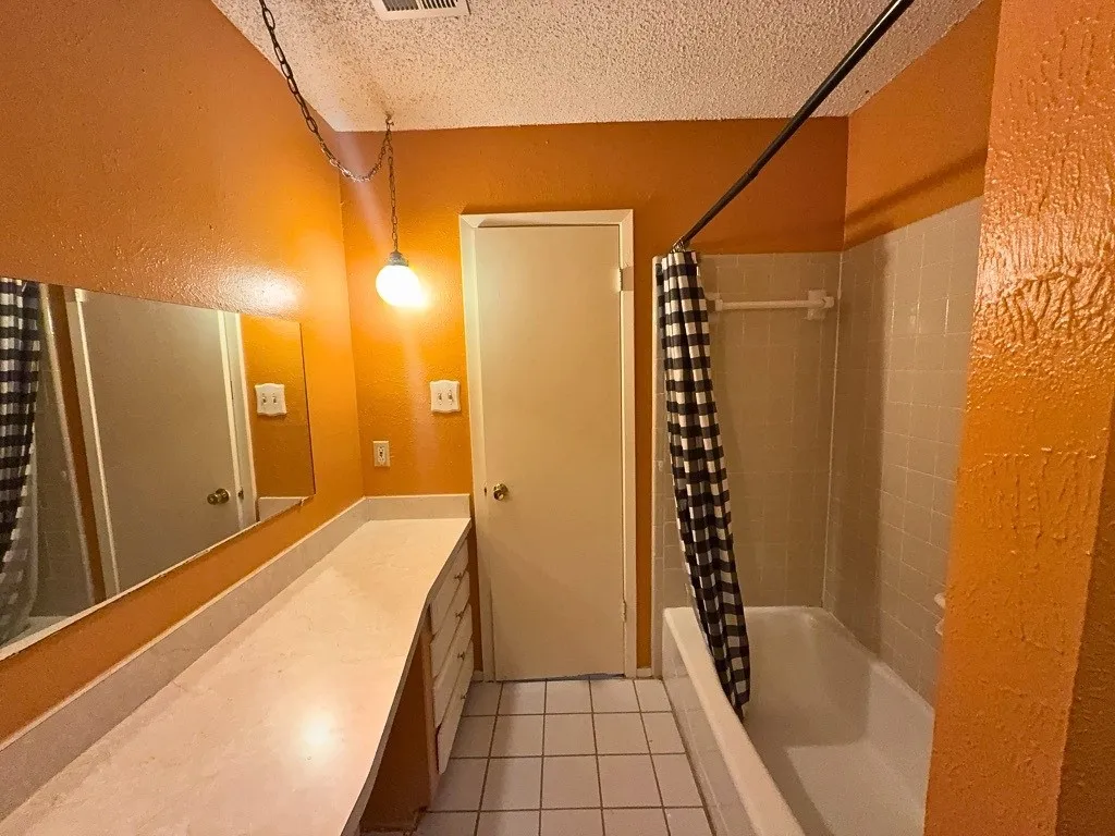 Single Family Residence For Rent in Tarrant County , 1613 Edge Hill Road, Benbrook, Texas 76126, 3 Bedroom, 2 Bathroom, 2 Garage spaces, 1,568 Sqft, built in 1977, Preowned, mls#21245465, Real Estate Agent in Benbrook, Homes For Rent in Tarrant county, Homes For Rent in Benbrook, Realtor in Benbrook Texas, Real Estate Brokerage Independent Realty Texas, Luminita Cordes Realtor