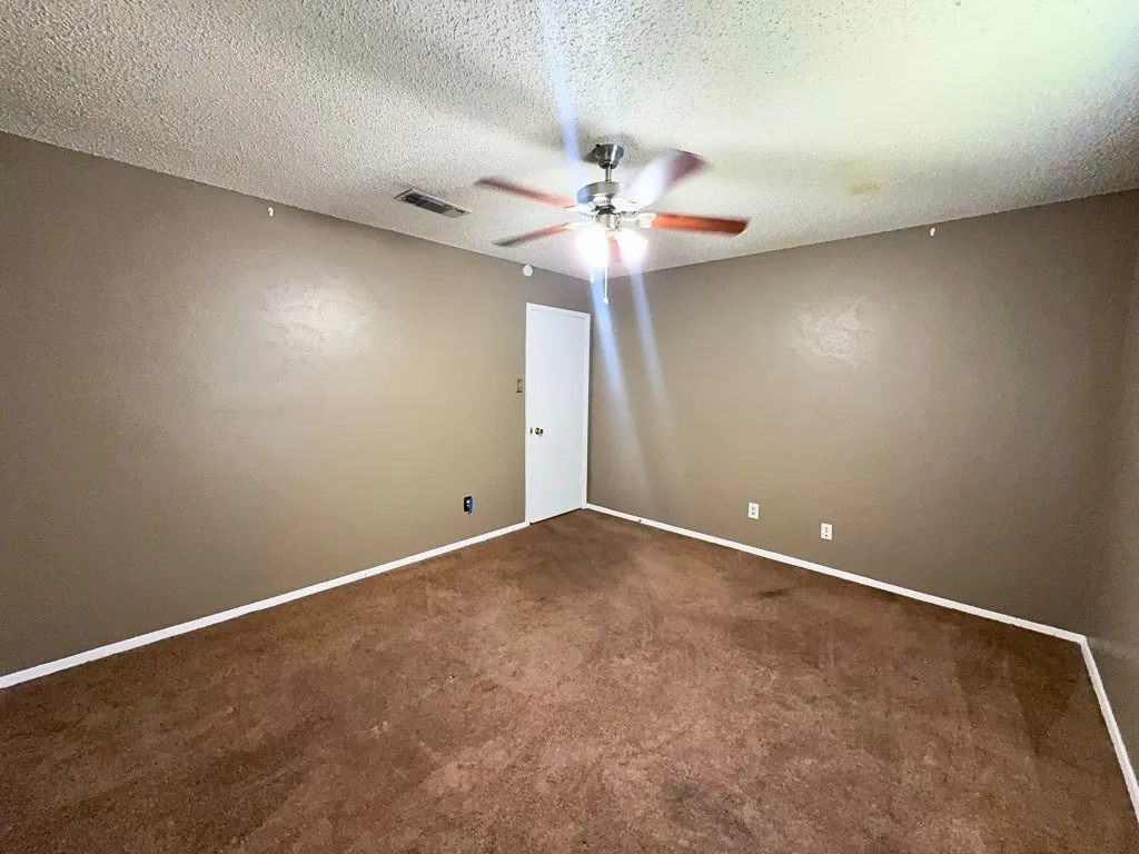 Single Family Residence For Rent in Tarrant County , 1613 Edge Hill Road, Benbrook, Texas 76126, 3 Bedroom, 2 Bathroom, 2 Garage spaces, 1,568 Sqft, built in 1977, Preowned, mls#21245465, Real Estate Agent in Benbrook, Homes For Rent in Tarrant county, Homes For Rent in Benbrook, Realtor in Benbrook Texas, Real Estate Brokerage Independent Realty Texas, Luminita Cordes Realtor