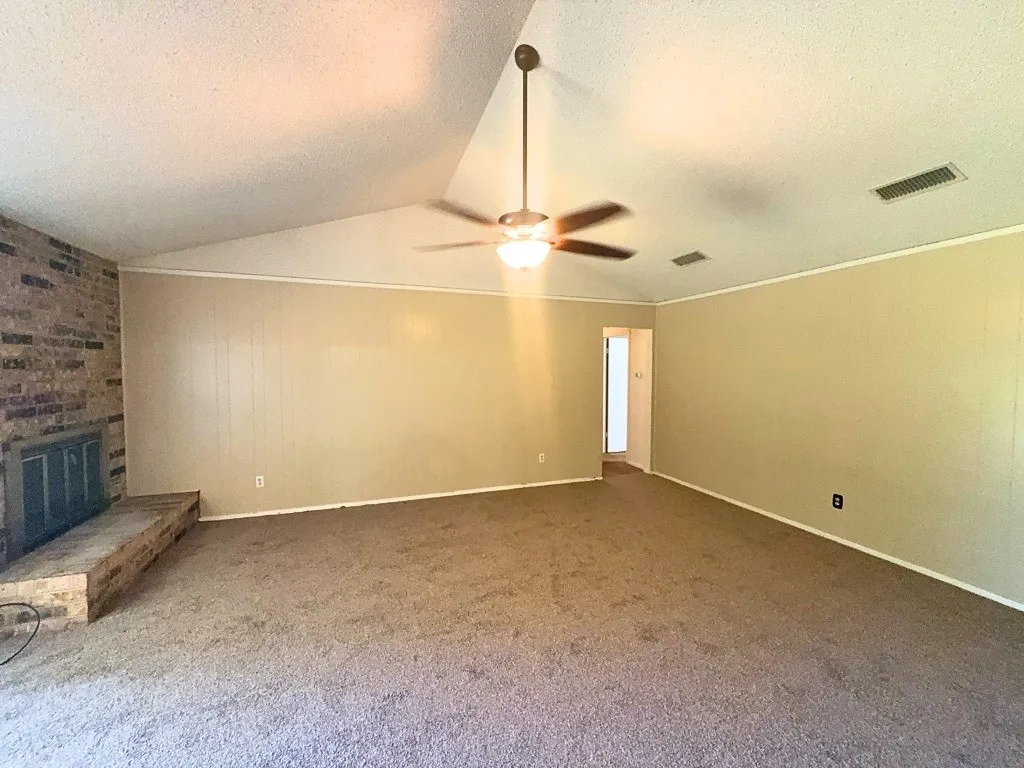 Single Family Residence For Rent in Tarrant County , 1613 Edge Hill Road, Benbrook, Texas 76126, 3 Bedroom, 2 Bathroom, 2 Garage spaces, 1,568 Sqft, built in 1977, Preowned, mls#21245465, Real Estate Agent in Benbrook, Homes For Rent in Tarrant county, Homes For Rent in Benbrook, Realtor in Benbrook Texas, Real Estate Brokerage Independent Realty Texas, Luminita Cordes Realtor