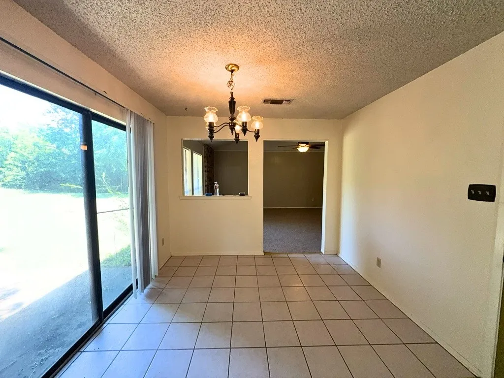 Single Family Residence For Rent in Tarrant County , 1613 Edge Hill Road, Benbrook, Texas 76126, 3 Bedroom, 2 Bathroom, 2 Garage spaces, 1,568 Sqft, built in 1977, Preowned, mls#21245465, Real Estate Agent in Benbrook, Homes For Rent in Tarrant county, Homes For Rent in Benbrook, Realtor in Benbrook Texas, Real Estate Brokerage Independent Realty Texas, Luminita Cordes Realtor