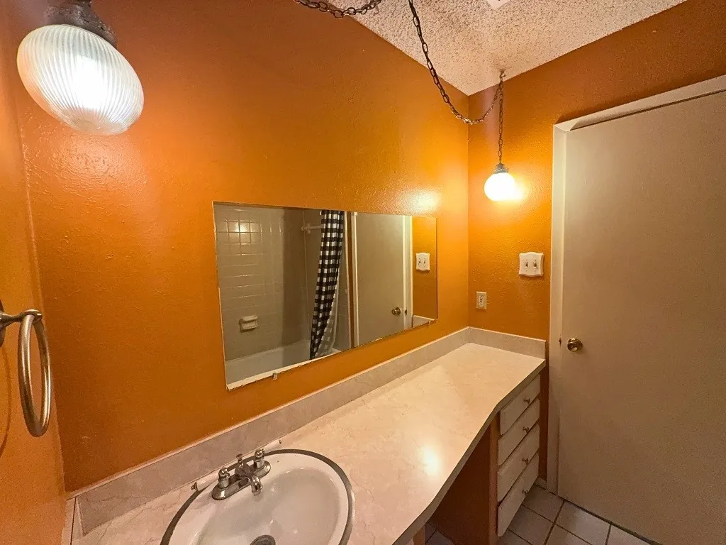 Single Family Residence For Rent in Tarrant County , 1613 Edge Hill Road, Benbrook, Texas 76126, 3 Bedroom, 2 Bathroom, 2 Garage spaces, 1,568 Sqft, built in 1977, Preowned, mls#21245465, Real Estate Agent in Benbrook, Homes For Rent in Tarrant county, Homes For Rent in Benbrook, Realtor in Benbrook Texas, Real Estate Brokerage Independent Realty Texas, Luminita Cordes Realtor