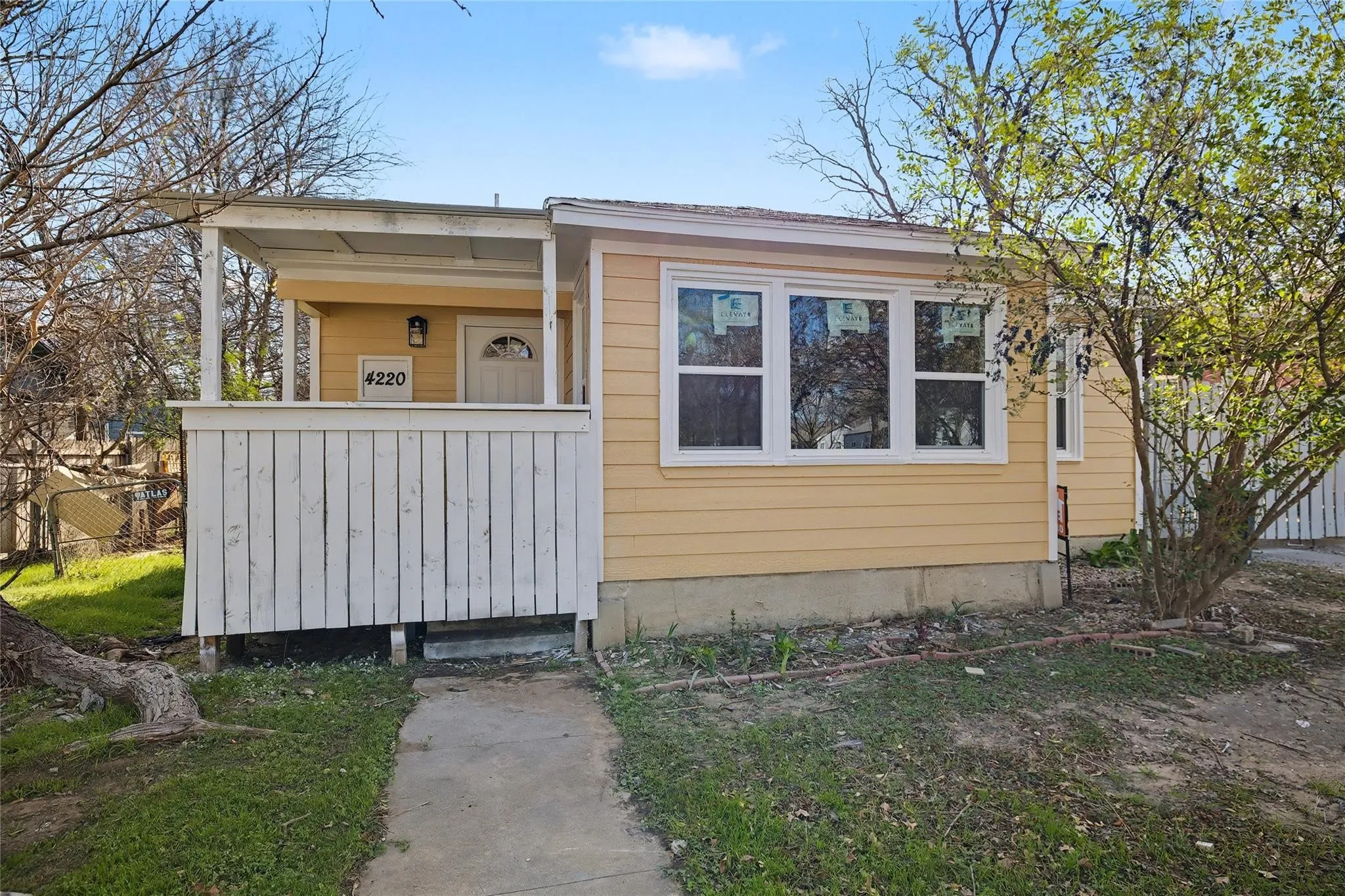 Single Family Residence For Rent in Tarrant County , 4220 Ramey Avenue, Fort Worth, Texas 76105, 2 Bedroom, 1 Bathroom, Garage spaces, 832 Sqft, built in 1955, Price $1,580, mls#21245476, Real Estate Agent in Fort Worth, Homes For Rent in Tarrant county, Homes For Rent in Fort Worth, Realtor in Fort Worth Texas, Real Estate Brokerage Independent Realty Texas, Luminita Cordes Realtor