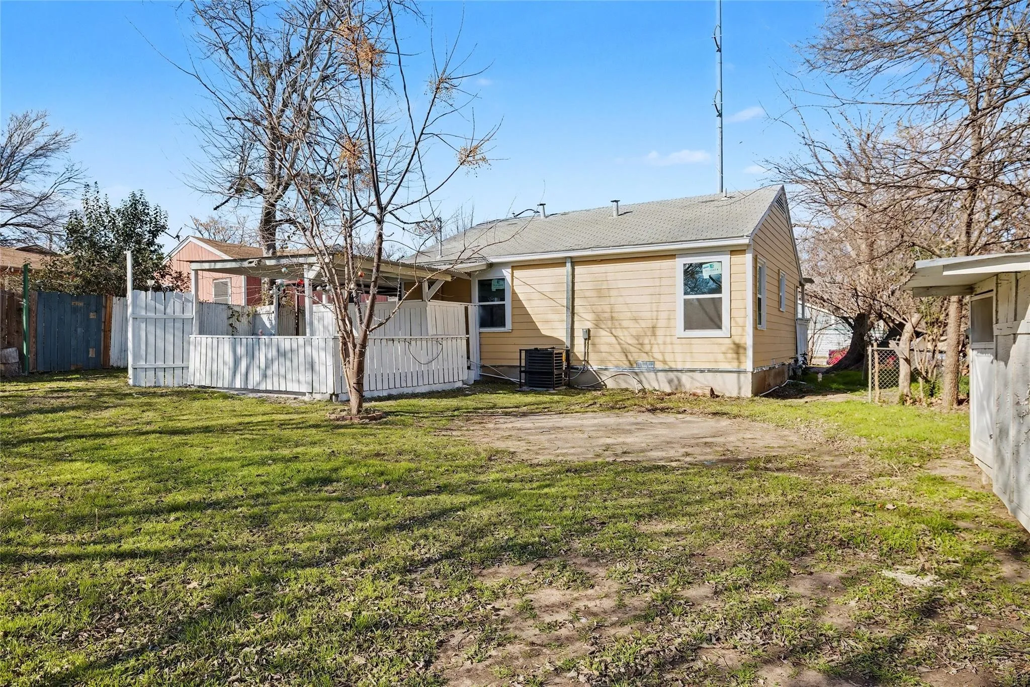 Single Family Residence For Rent in Tarrant County , 4220 Ramey Avenue, Fort Worth, Texas 76105, 2 Bedroom, 1 Bathroom, Garage spaces, 832 Sqft, built in 1955, Price $1,580, mls#21245476, Real Estate Agent in Fort Worth, Homes For Rent in Tarrant county, Homes For Rent in Fort Worth, Realtor in Fort Worth Texas, Real Estate Brokerage Independent Realty Texas, Luminita Cordes Realtor