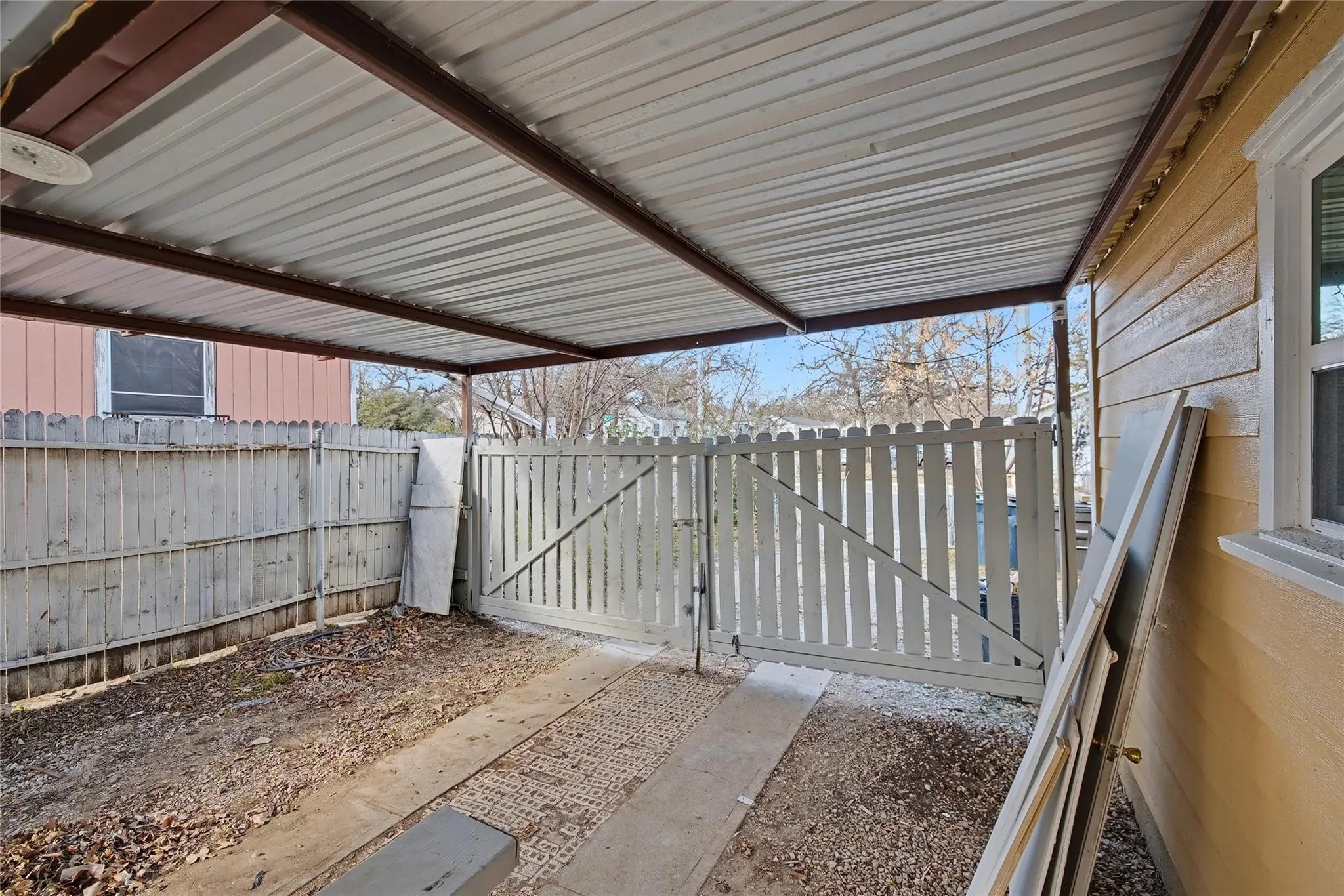 Single Family Residence For Rent in Tarrant County , 4220 Ramey Avenue, Fort Worth, Texas 76105, 2 Bedroom, 1 Bathroom, Garage spaces, 832 Sqft, built in 1955, Price $1,580, mls#21245476, Real Estate Agent in Fort Worth, Homes For Rent in Tarrant county, Homes For Rent in Fort Worth, Realtor in Fort Worth Texas, Real Estate Brokerage Independent Realty Texas, Luminita Cordes Realtor