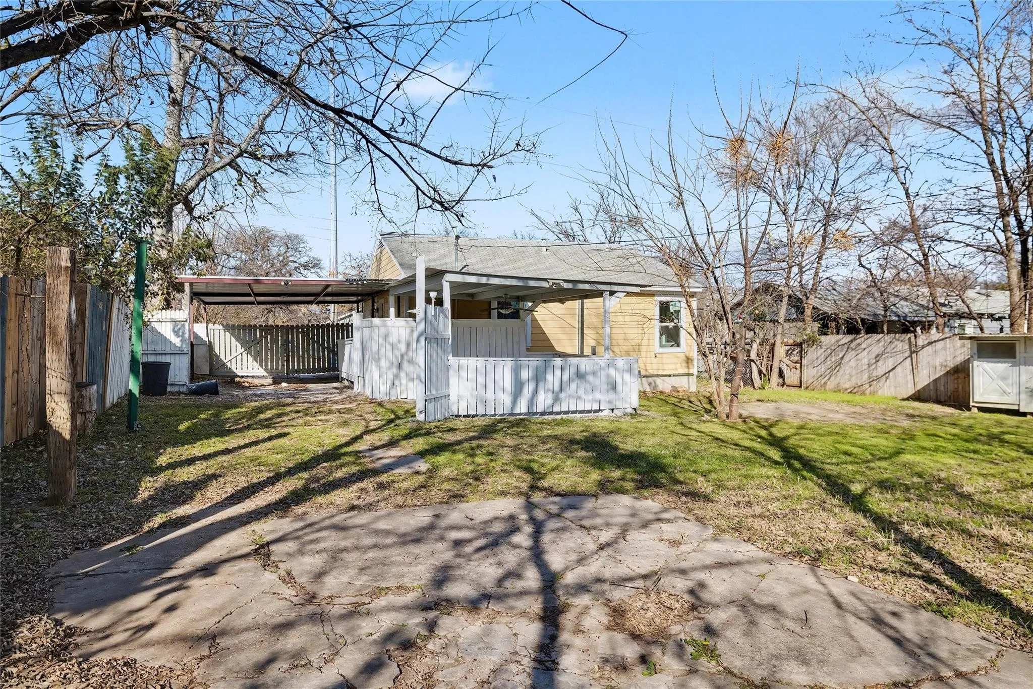 Single Family Residence For Rent in Tarrant County , 4220 Ramey Avenue, Fort Worth, Texas 76105, 2 Bedroom, 1 Bathroom, Garage spaces, 832 Sqft, built in 1955, Price $1,580, mls#21245476, Real Estate Agent in Fort Worth, Homes For Rent in Tarrant county, Homes For Rent in Fort Worth, Realtor in Fort Worth Texas, Real Estate Brokerage Independent Realty Texas, Luminita Cordes Realtor