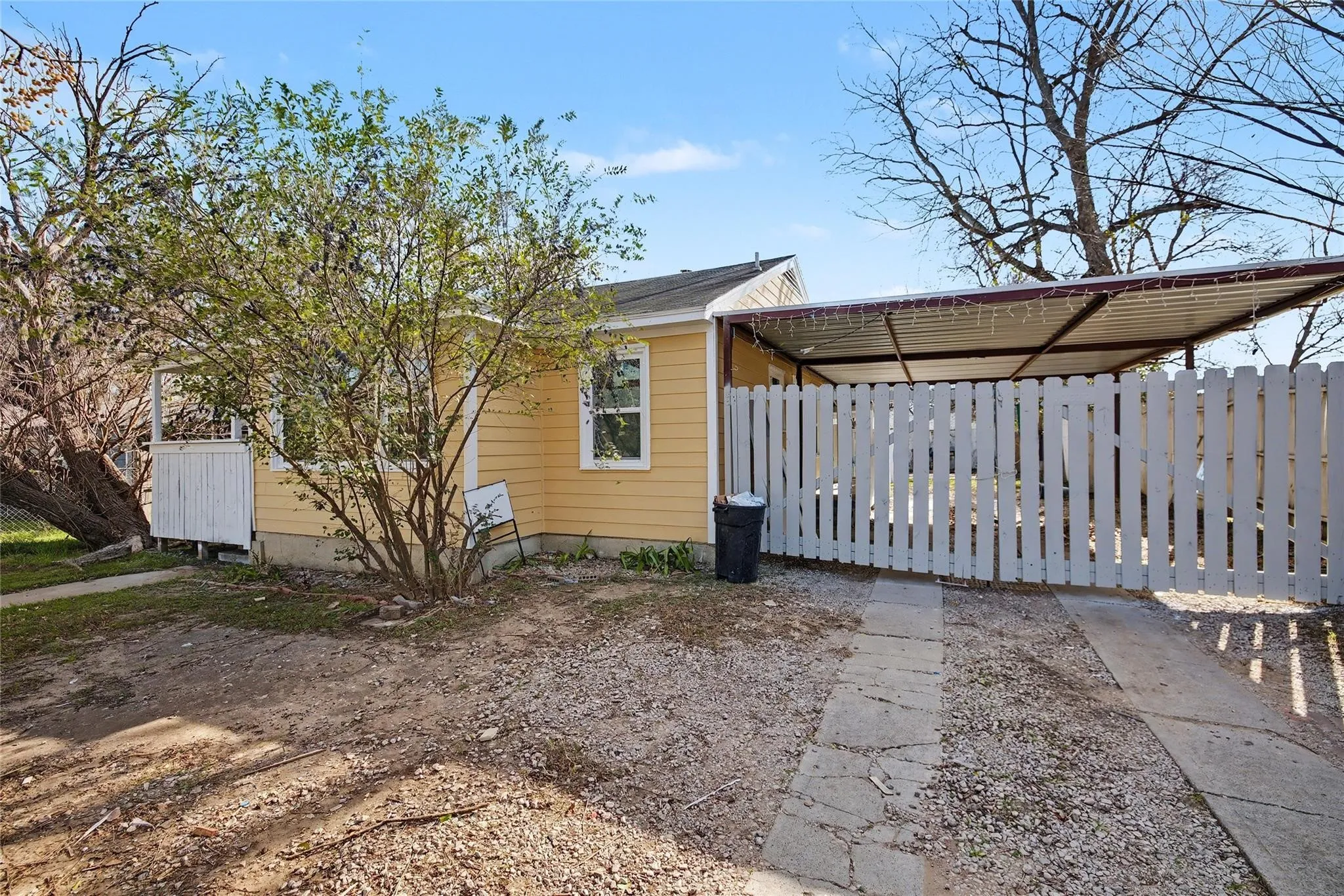Single Family Residence For Rent in Tarrant County , 4220 Ramey Avenue, Fort Worth, Texas 76105, 2 Bedroom, 1 Bathroom, Garage spaces, 832 Sqft, built in 1955, Price $1,580, mls#21245476, Real Estate Agent in Fort Worth, Homes For Rent in Tarrant county, Homes For Rent in Fort Worth, Realtor in Fort Worth Texas, Real Estate Brokerage Independent Realty Texas, Luminita Cordes Realtor