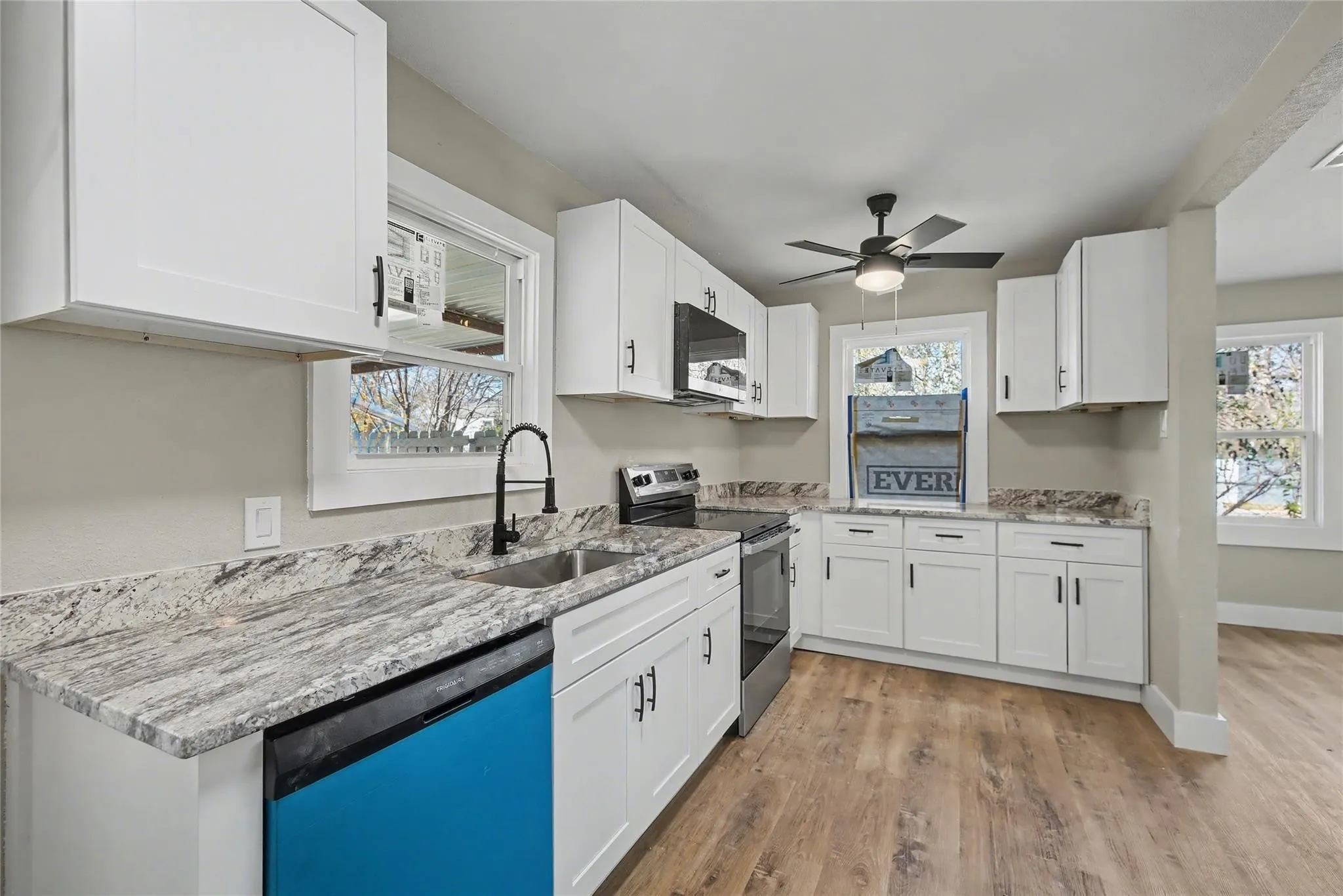 Single Family Residence For Rent in Tarrant County , 4220 Ramey Avenue, Fort Worth, Texas 76105, 2 Bedroom, 1 Bathroom, Garage spaces, 832 Sqft, built in 1955, Price $1,580, mls#21245476, Real Estate Agent in Fort Worth, Homes For Rent in Tarrant county, Homes For Rent in Fort Worth, Realtor in Fort Worth Texas, Real Estate Brokerage Independent Realty Texas, Luminita Cordes Realtor