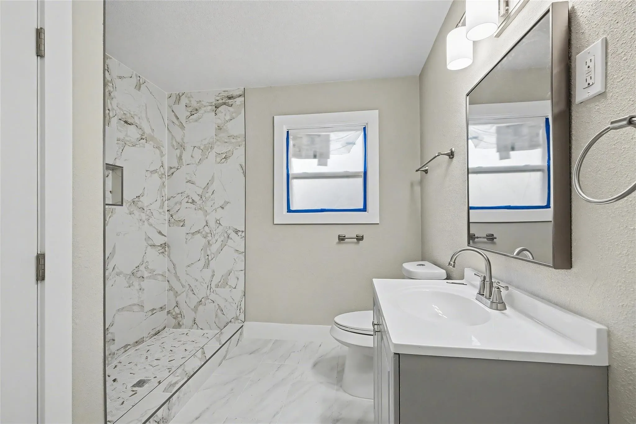 Single Family Residence For Rent in Tarrant County , 4220 Ramey Avenue, Fort Worth, Texas 76105, 2 Bedroom, 1 Bathroom, Garage spaces, 832 Sqft, built in 1955, Price $1,580, mls#21245476, Real Estate Agent in Fort Worth, Homes For Rent in Tarrant county, Homes For Rent in Fort Worth, Realtor in Fort Worth Texas, Real Estate Brokerage Independent Realty Texas, Luminita Cordes Realtor