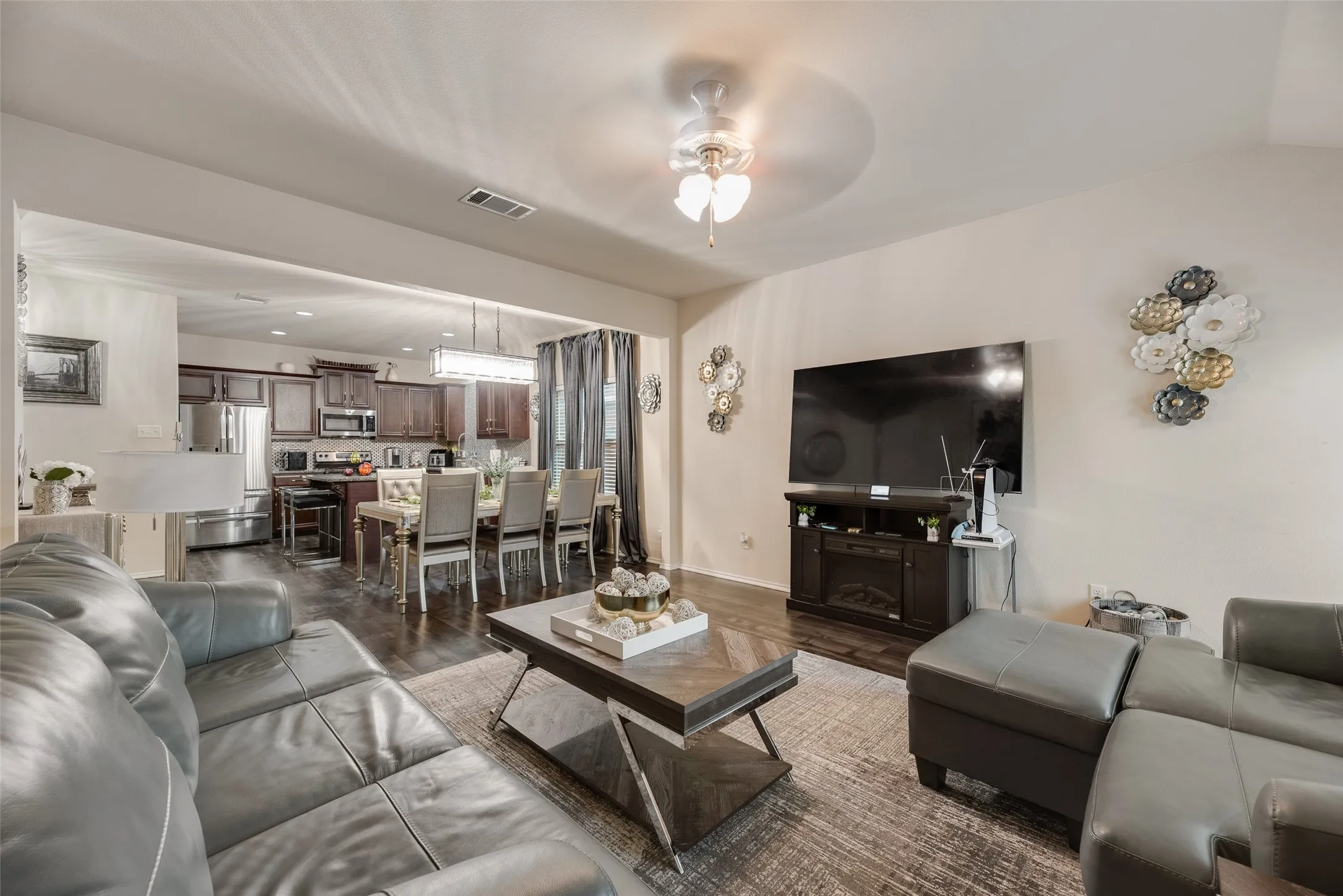 Single Family Residence For Sale in Kaufman County , 4004 Red Rock Drive, Heartland, Texas 75126, 3 Bedroom, 2 Bathroom, 2 Garage spaces, 1,471 Sqft, built in 2014, Preowned, mls#21244506, Real Estate Agent in Heartland, Homes For Sale in Kaufman county, Homes For Sale in Heartland, Realtor in Heartland Texas, Real Estate Brokerage Independent Realty Texas, Luminita Cordes Realtor