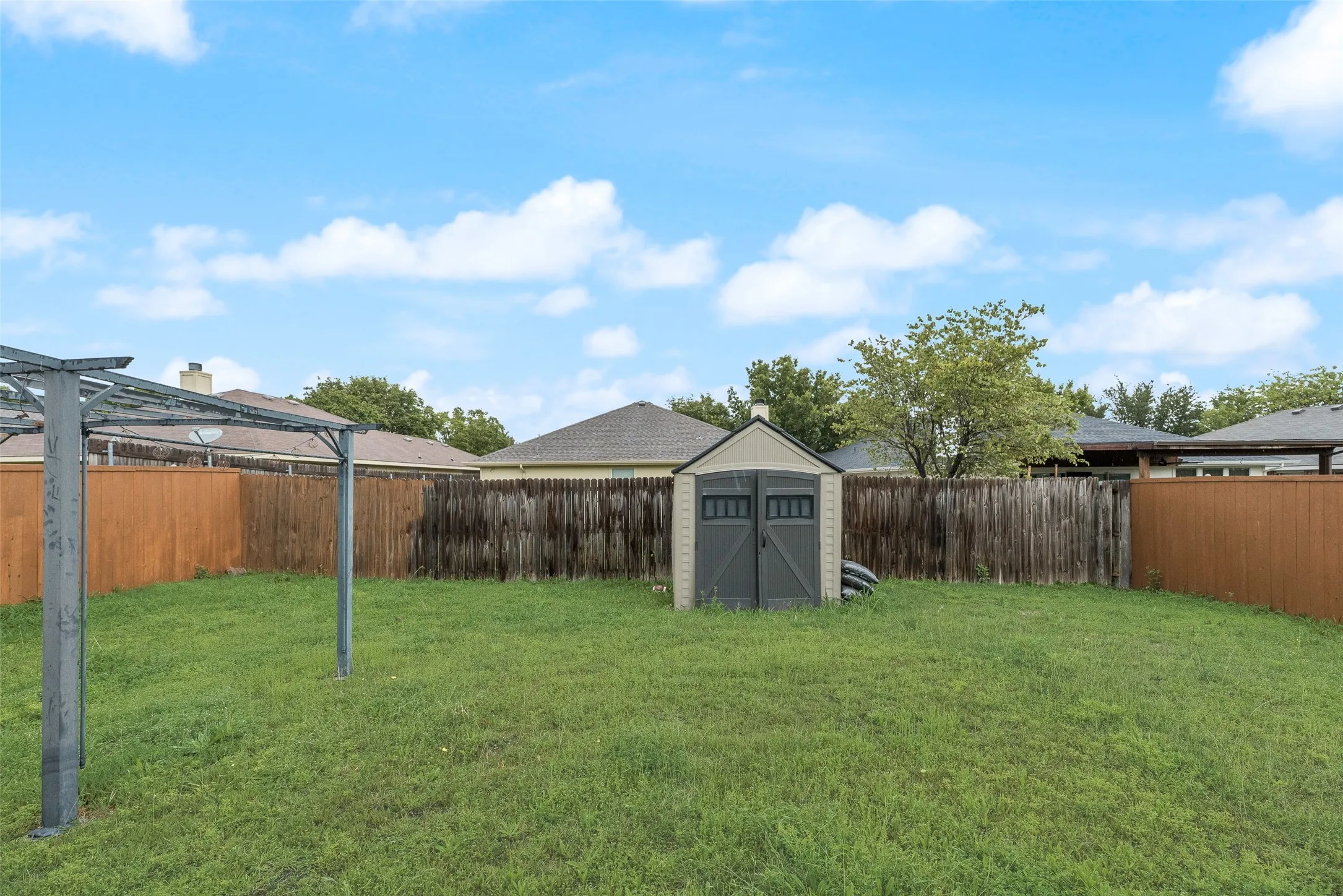 Single Family Residence For Sale in Kaufman County , 4004 Red Rock Drive, Heartland, Texas 75126, 3 Bedroom, 2 Bathroom, 2 Garage spaces, 1,471 Sqft, built in 2014, Preowned, mls#21244506, Real Estate Agent in Heartland, Homes For Sale in Kaufman county, Homes For Sale in Heartland, Realtor in Heartland Texas, Real Estate Brokerage Independent Realty Texas, Luminita Cordes Realtor