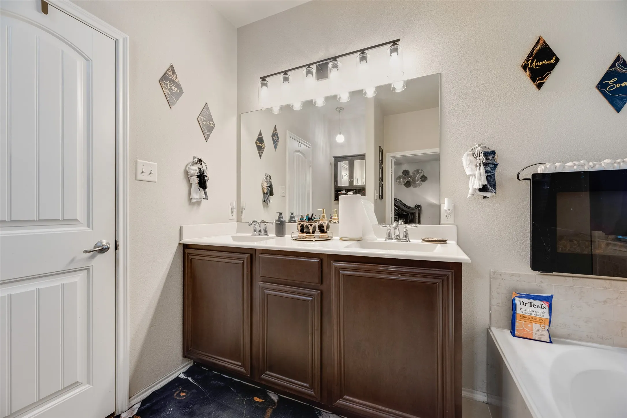 Single Family Residence For Sale in Kaufman County , 4004 Red Rock Drive, Heartland, Texas 75126, 3 Bedroom, 2 Bathroom, 2 Garage spaces, 1,471 Sqft, built in 2014, Preowned, mls#21244506, Real Estate Agent in Heartland, Homes For Sale in Kaufman county, Homes For Sale in Heartland, Realtor in Heartland Texas, Real Estate Brokerage Independent Realty Texas, Luminita Cordes Realtor