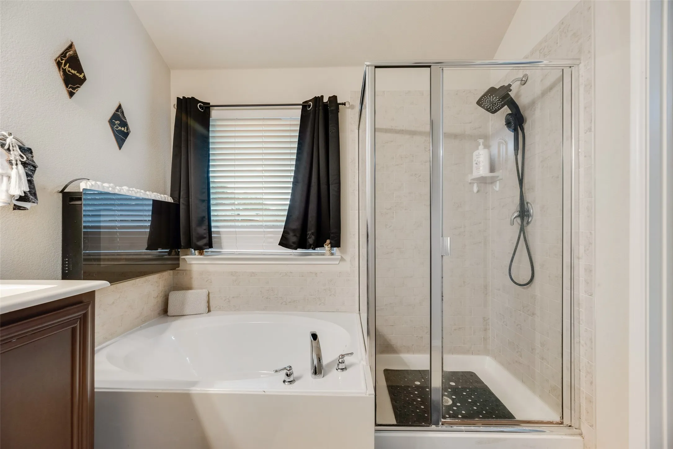 Single Family Residence For Sale in Kaufman County , 4004 Red Rock Drive, Heartland, Texas 75126, 3 Bedroom, 2 Bathroom, 2 Garage spaces, 1,471 Sqft, built in 2014, Preowned, mls#21244506, Real Estate Agent in Heartland, Homes For Sale in Kaufman county, Homes For Sale in Heartland, Realtor in Heartland Texas, Real Estate Brokerage Independent Realty Texas, Luminita Cordes Realtor