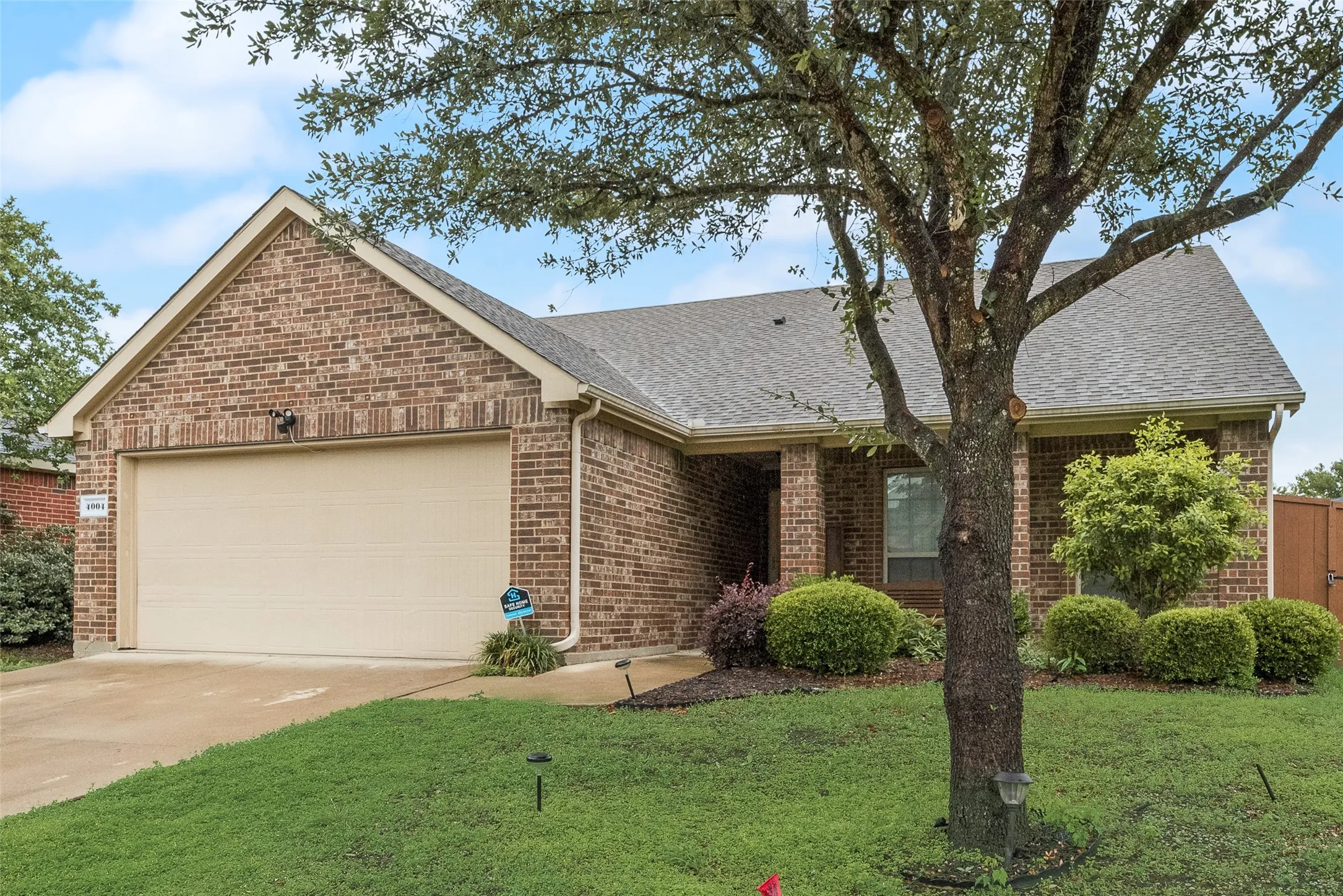 Single Family Residence For Sale in Kaufman County , 4004 Red Rock Drive, Heartland, Texas 75126, 3 Bedroom, 2 Bathroom, 2 Garage spaces, 1,471 Sqft, built in 2014, Preowned, mls#21244506, Real Estate Agent in Heartland, Homes For Sale in Kaufman county, Homes For Sale in Heartland, Realtor in Heartland Texas, Real Estate Brokerage Independent Realty Texas, Luminita Cordes Realtor