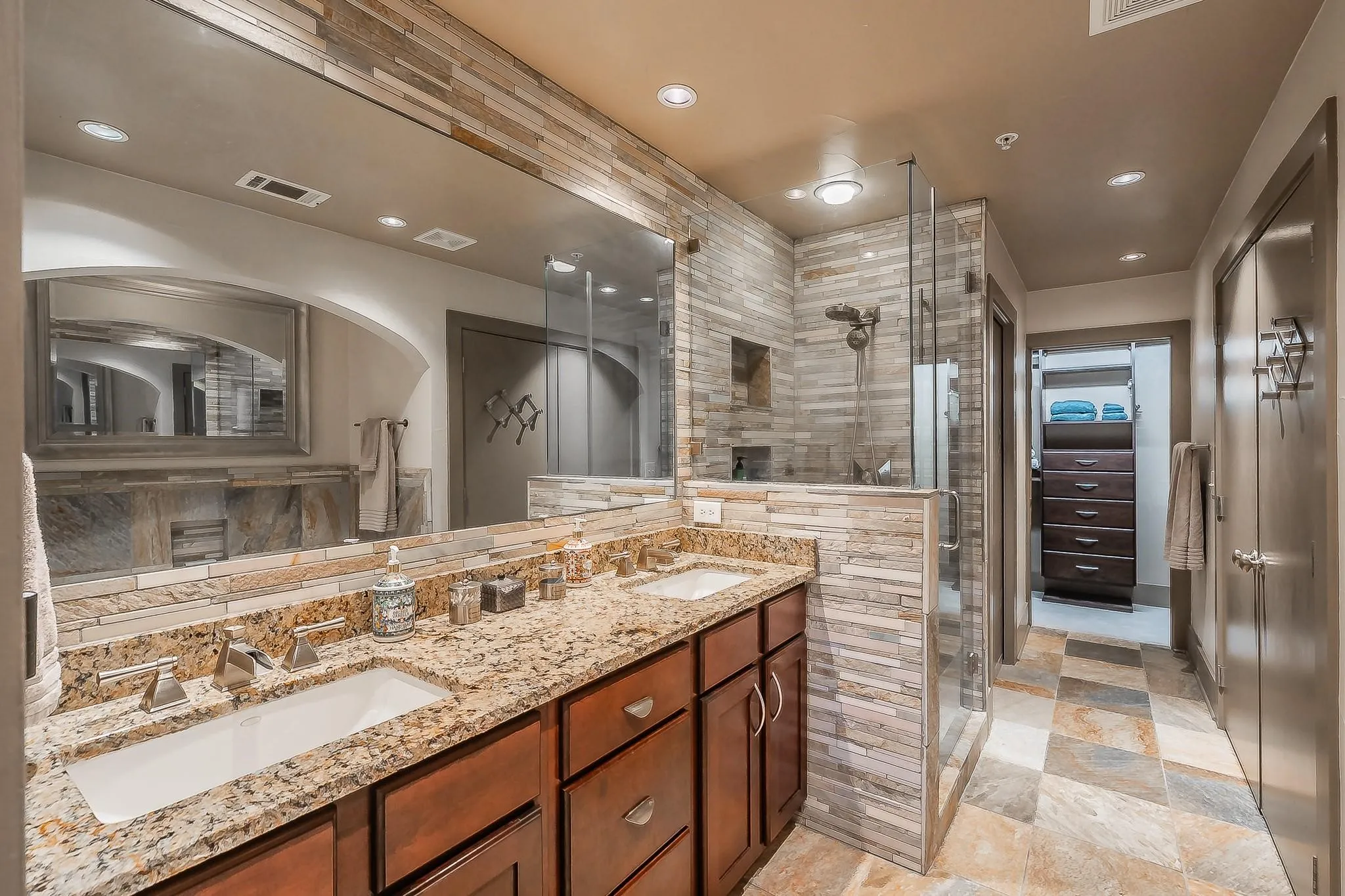 Townhouse For Sale in Dallas County , 6350 Oriole Drive, Dallas, Texas 75209, 3 Bedroom, 4 Bathroom, 2 Garage spaces, 1,948 Sqft, built in 2006, mls#21245511, Real Estate Agent in Dallas, Homes For Sale in Dallas county, Homes For Sale in Dallas, Realtor in Dallas Texas, Real Estate Brokerage Independent Realty Texas, Luminita Cordes Realtor