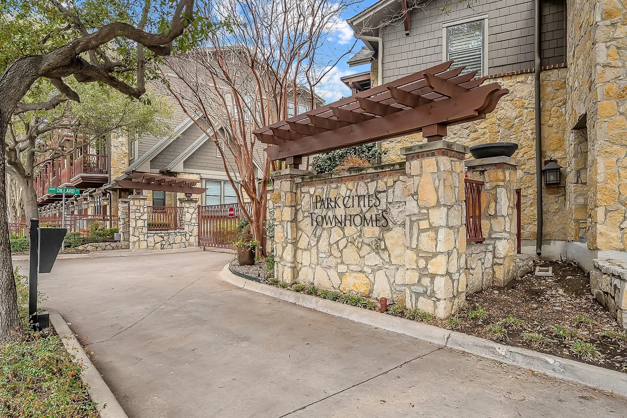 Townhouse For Sale in Dallas County , 6350 Oriole Drive, Dallas, Texas 75209, 3 Bedroom, 4 Bathroom, 2 Garage spaces, 1,948 Sqft, built in 2006, mls#21245511, Real Estate Agent in Dallas, Homes For Sale in Dallas county, Homes For Sale in Dallas, Realtor in Dallas Texas, Real Estate Brokerage Independent Realty Texas, Luminita Cordes Realtor