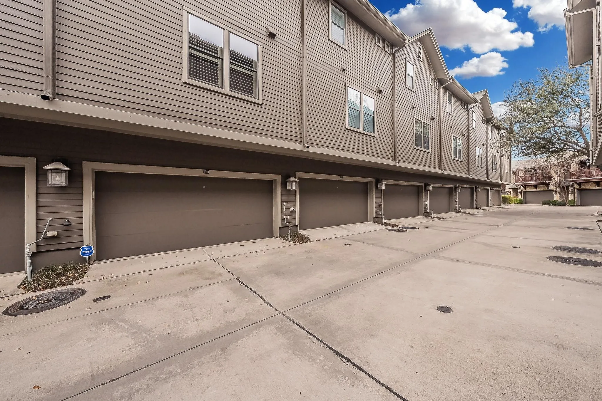 Townhouse For Sale in Dallas County , 6350 Oriole Drive, Dallas, Texas 75209, 3 Bedroom, 4 Bathroom, 2 Garage spaces, 1,948 Sqft, built in 2006, mls#21245511, Real Estate Agent in Dallas, Homes For Sale in Dallas county, Homes For Sale in Dallas, Realtor in Dallas Texas, Real Estate Brokerage Independent Realty Texas, Luminita Cordes Realtor