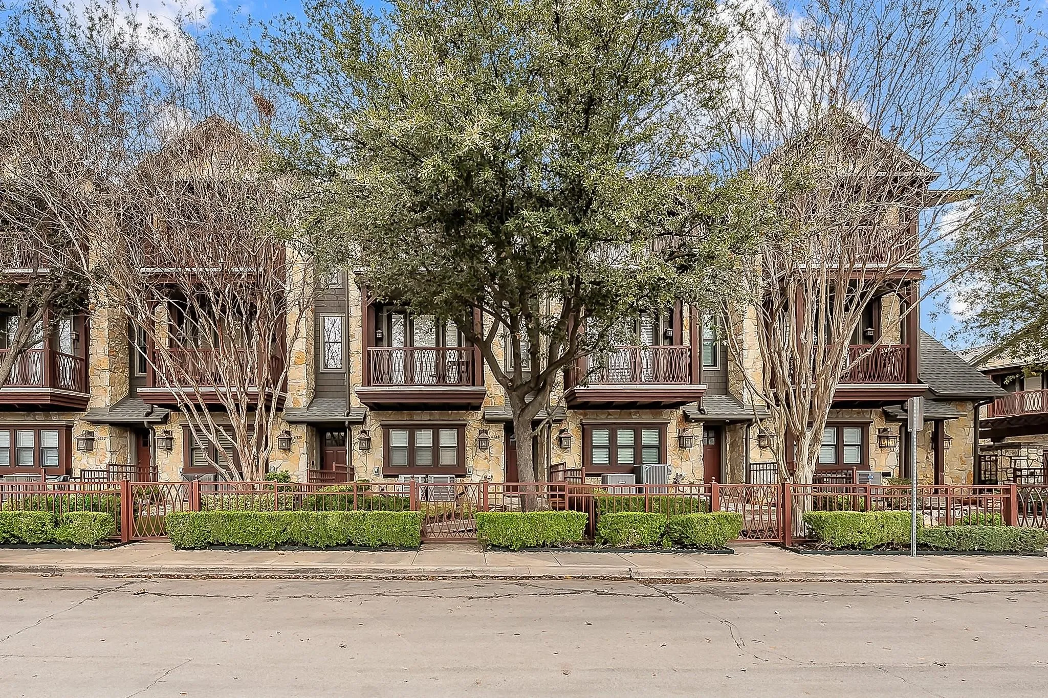 Townhouse For Sale in Dallas County , 6350 Oriole Drive, Dallas, Texas 75209, 3 Bedroom, 4 Bathroom, 2 Garage spaces, 1,948 Sqft, built in 2006, mls#21245511, Real Estate Agent in Dallas, Homes For Sale in Dallas county, Homes For Sale in Dallas, Realtor in Dallas Texas, Real Estate Brokerage Independent Realty Texas, Luminita Cordes Realtor