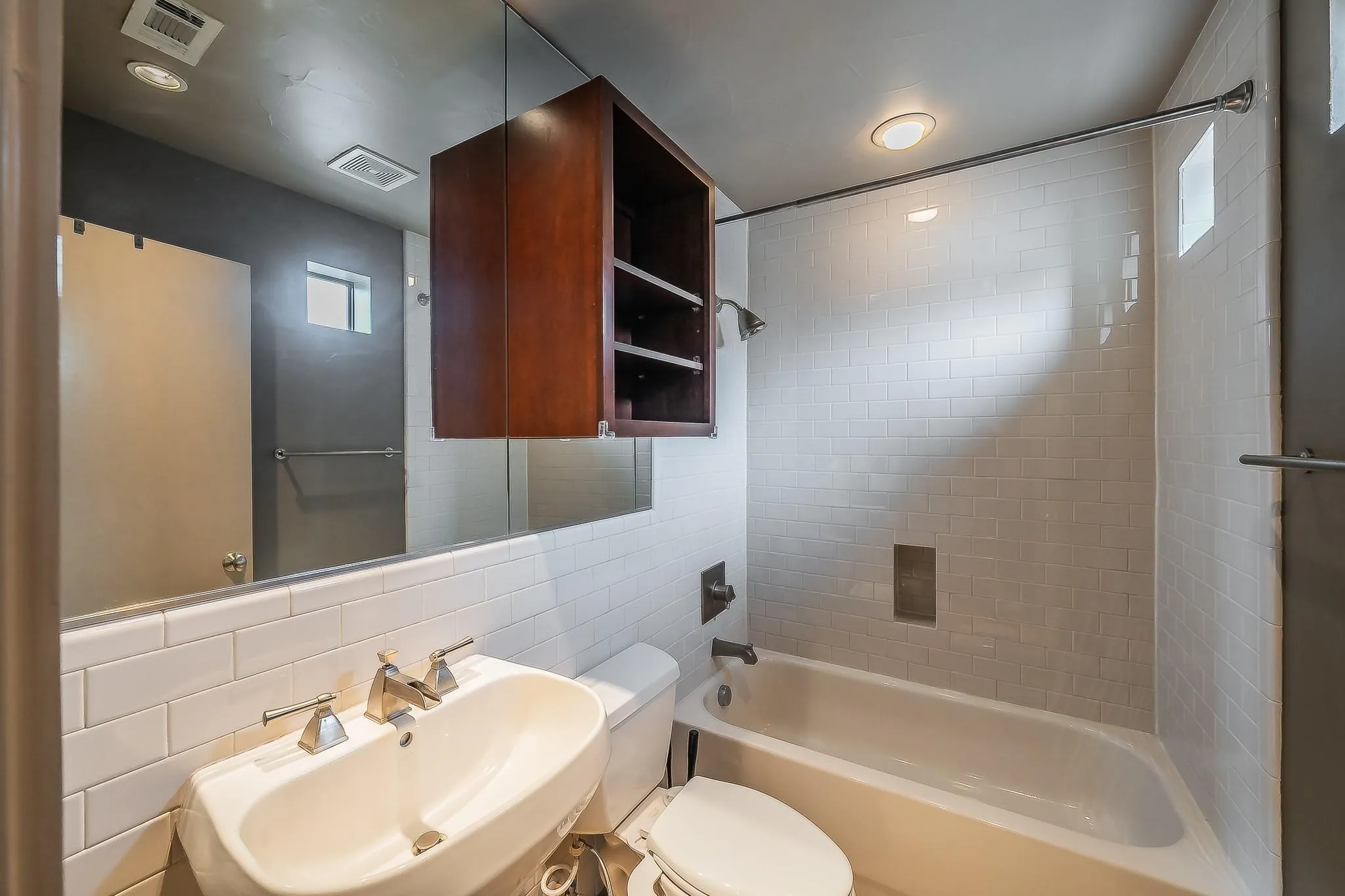 Townhouse For Sale in Dallas County , 6350 Oriole Drive, Dallas, Texas 75209, 3 Bedroom, 4 Bathroom, 2 Garage spaces, 1,948 Sqft, built in 2006, mls#21245511, Real Estate Agent in Dallas, Homes For Sale in Dallas county, Homes For Sale in Dallas, Realtor in Dallas Texas, Real Estate Brokerage Independent Realty Texas, Luminita Cordes Realtor