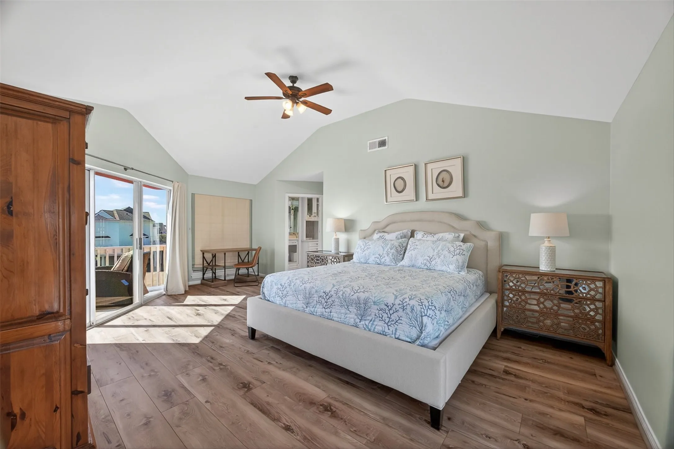 Single Family Residence For Sale in Galveston County , 4214 Ghost Crab Lane, Galveston, Texas 77554, 3 Bedroom, 3 Bathroom, 1 Garage spaces, 1,695 Sqft, built in 1983, mls#21210071, Real Estate Agent in Galveston, Homes For Sale in Galveston county, Homes For Sale in Galveston, Realtor in Galveston Texas, Real Estate Brokerage Independent Realty Texas, Luminita Cordes Realtor