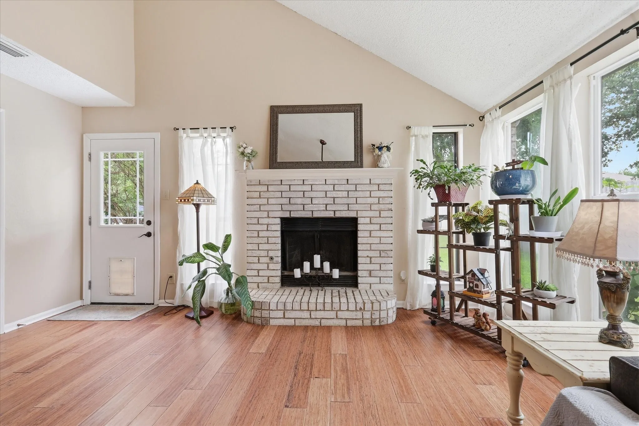 Single Family Residence For Sale in Denton County , 2618 Crockett Drive, Corinth, Texas 76210, 3 Bedroom, 3 Bathroom, 2 Garage spaces, 1,963 Sqft, built in 1987, Preowned, mls#21244967, Real Estate Agent in Corinth, Homes For Sale in Denton county, Homes For Sale in Corinth, Realtor in Corinth Texas, Real Estate Brokerage Independent Realty Texas, Luminita Cordes Realtor
