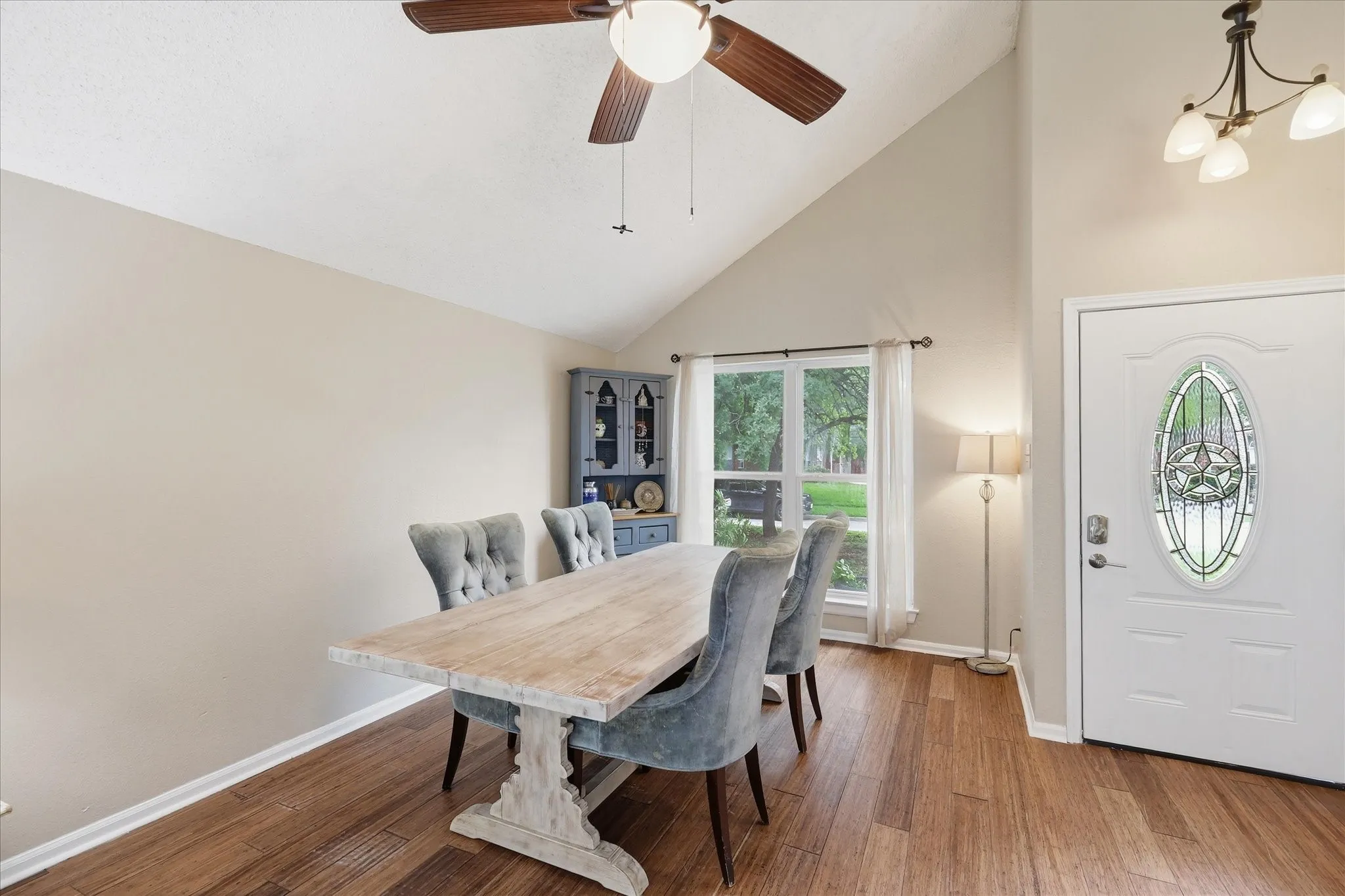 Vaulted ceiling with a ceiling fan