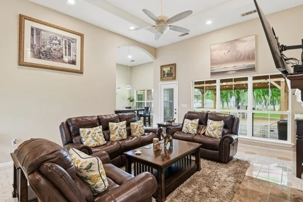 Single Family Residence For Sale in Denton County , 25452 Williams Drive, Justin, Texas 76247, 4 Bedroom, 3 Bathroom, 2 Garage spaces, 2,349 Sqft, built in 2014, Preowned, mls#21244088, Real Estate Agent in Justin, Homes For Sale in Denton county, Homes For Sale in Justin, Realtor in Justin Texas, Real Estate Brokerage Independent Realty Texas, Luminita Cordes Realtor