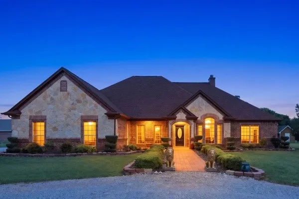Single Family Residence For Sale in Denton County , 25452 Williams Drive, Justin, Texas 76247, 4 Bedroom, 3 Bathroom, 2 Garage spaces, 2,349 Sqft, built in 2014, Preowned, mls#21244088, Real Estate Agent in Justin, Homes For Sale in Denton county, Homes For Sale in Justin, Realtor in Justin Texas, Real Estate Brokerage Independent Realty Texas, Luminita Cordes Realtor
