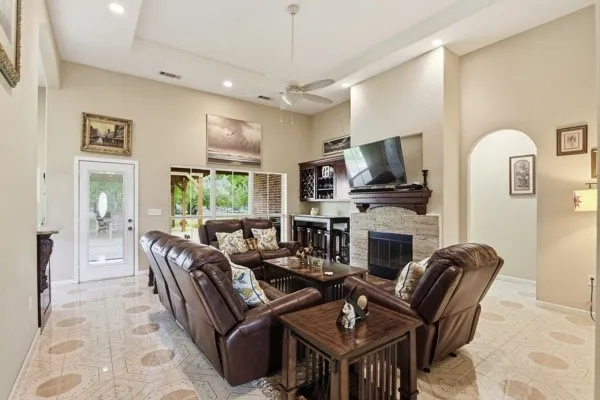 Single Family Residence For Sale in Denton County , 25452 Williams Drive, Justin, Texas 76247, 4 Bedroom, 3 Bathroom, 2 Garage spaces, 2,349 Sqft, built in 2014, Preowned, mls#21244088, Real Estate Agent in Justin, Homes For Sale in Denton county, Homes For Sale in Justin, Realtor in Justin Texas, Real Estate Brokerage Independent Realty Texas, Luminita Cordes Realtor