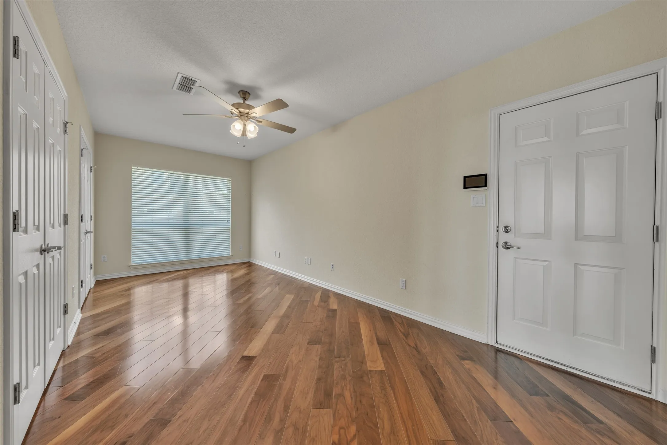Single Family Residence For Sale in Parker County , 130 Bluff View, Aledo, Texas 76008, 4 Bedroom, 3 Bathroom, 2 Garage spaces, 2,945 Sqft, built in 1998, mls#21245559, Real Estate Agent in Aledo, Homes For Sale in Parker county, Homes For Sale in Aledo, Realtor in Aledo Texas, Real Estate Brokerage Independent Realty Texas, Luminita Cordes Realtor